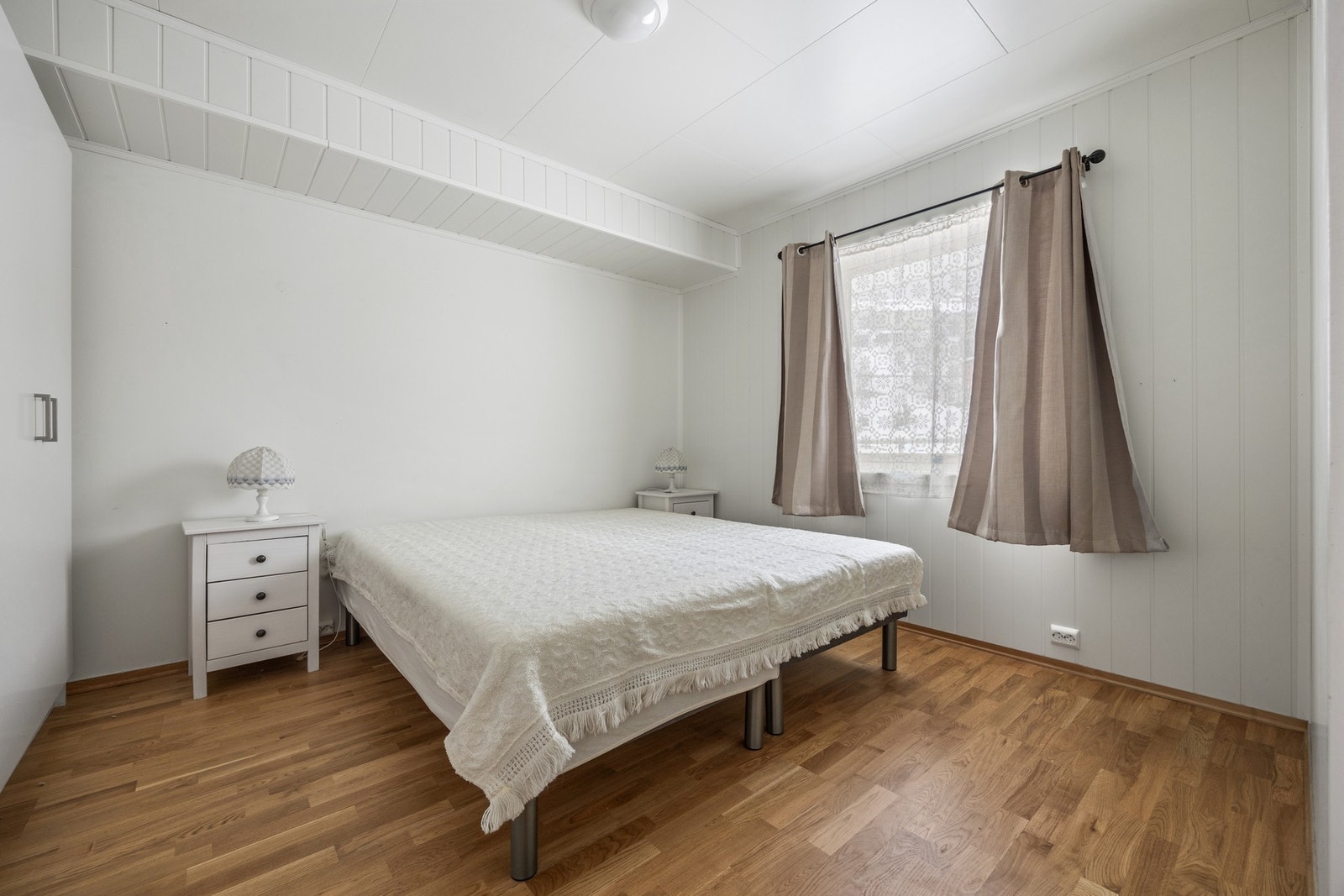 Soverom - 12 kvm. God plass til seng, nattbord og garderobeskap. Galleribilde