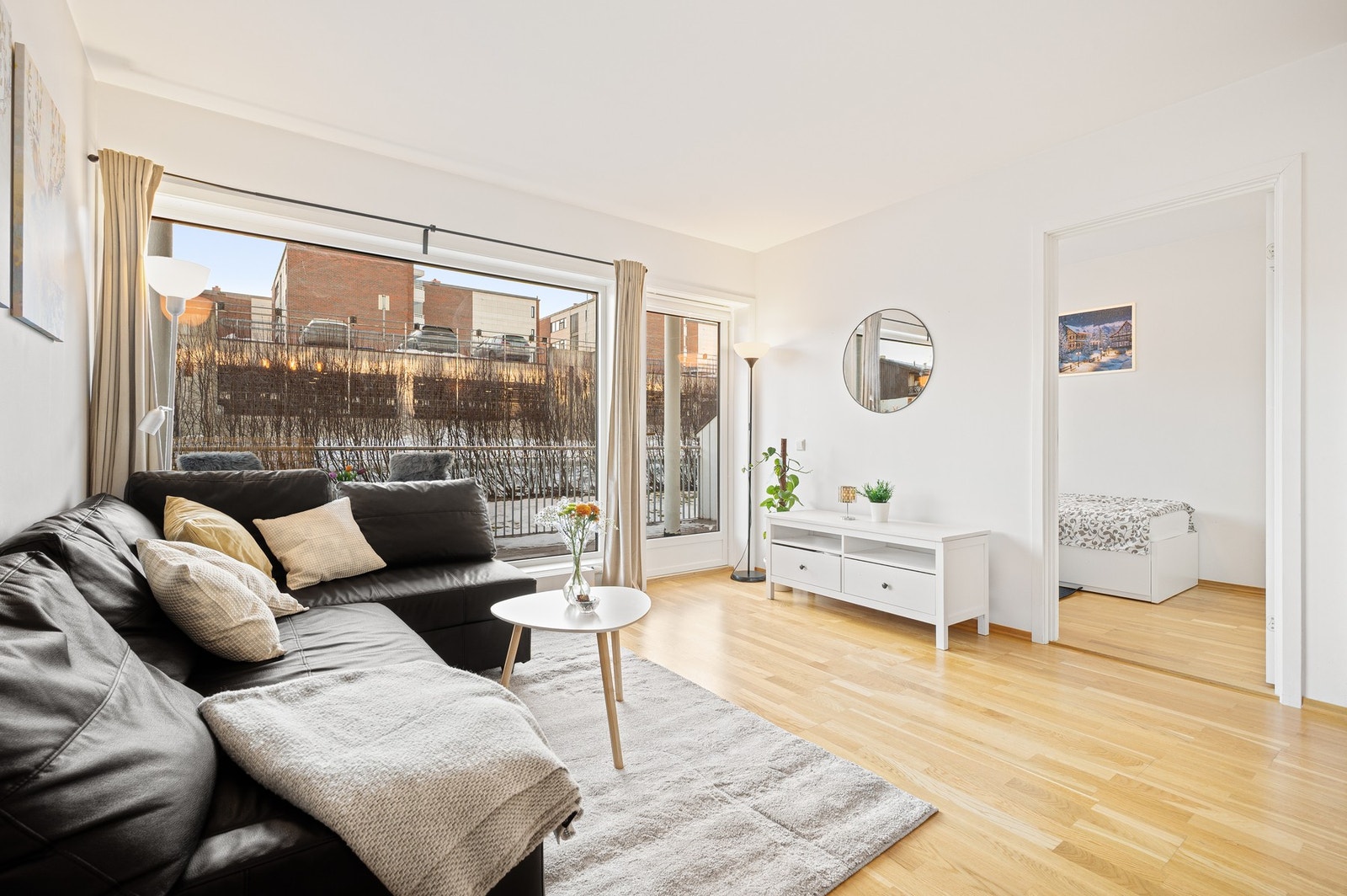 Stue oppleves svært luftig og romslig, takket være godt med gjennomlys fra flere vindusflater. Galleribilde