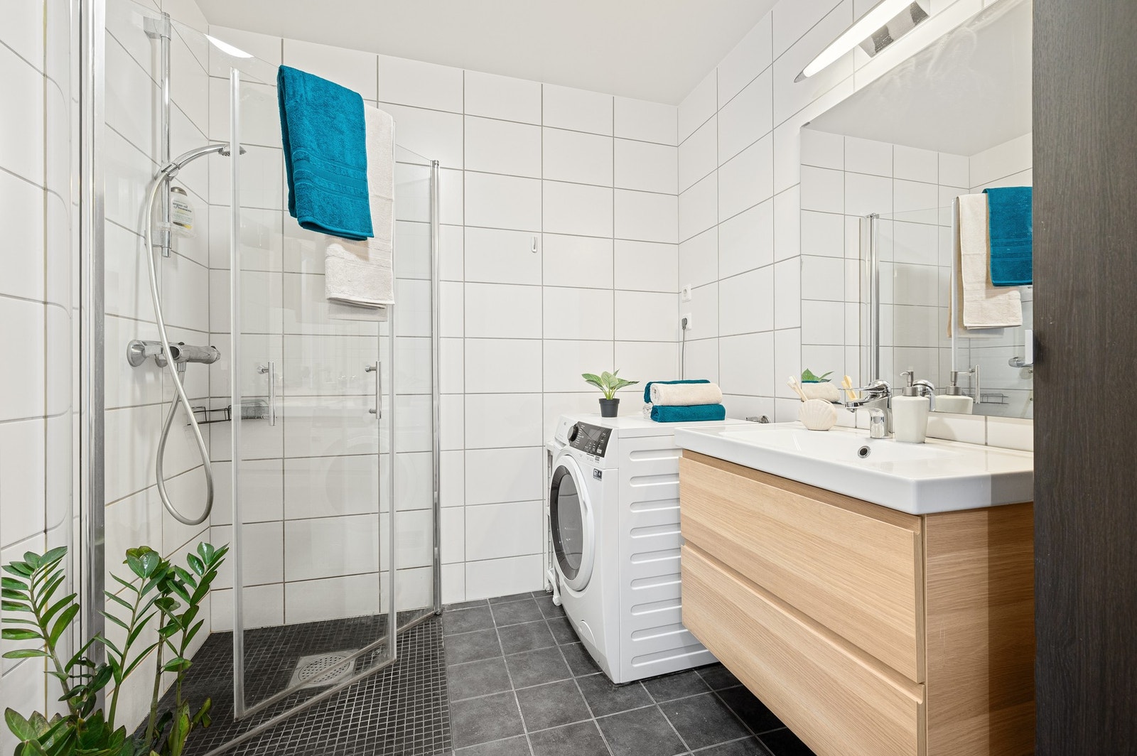 Flott helfliset bad med varme i gulv. Galleribilde