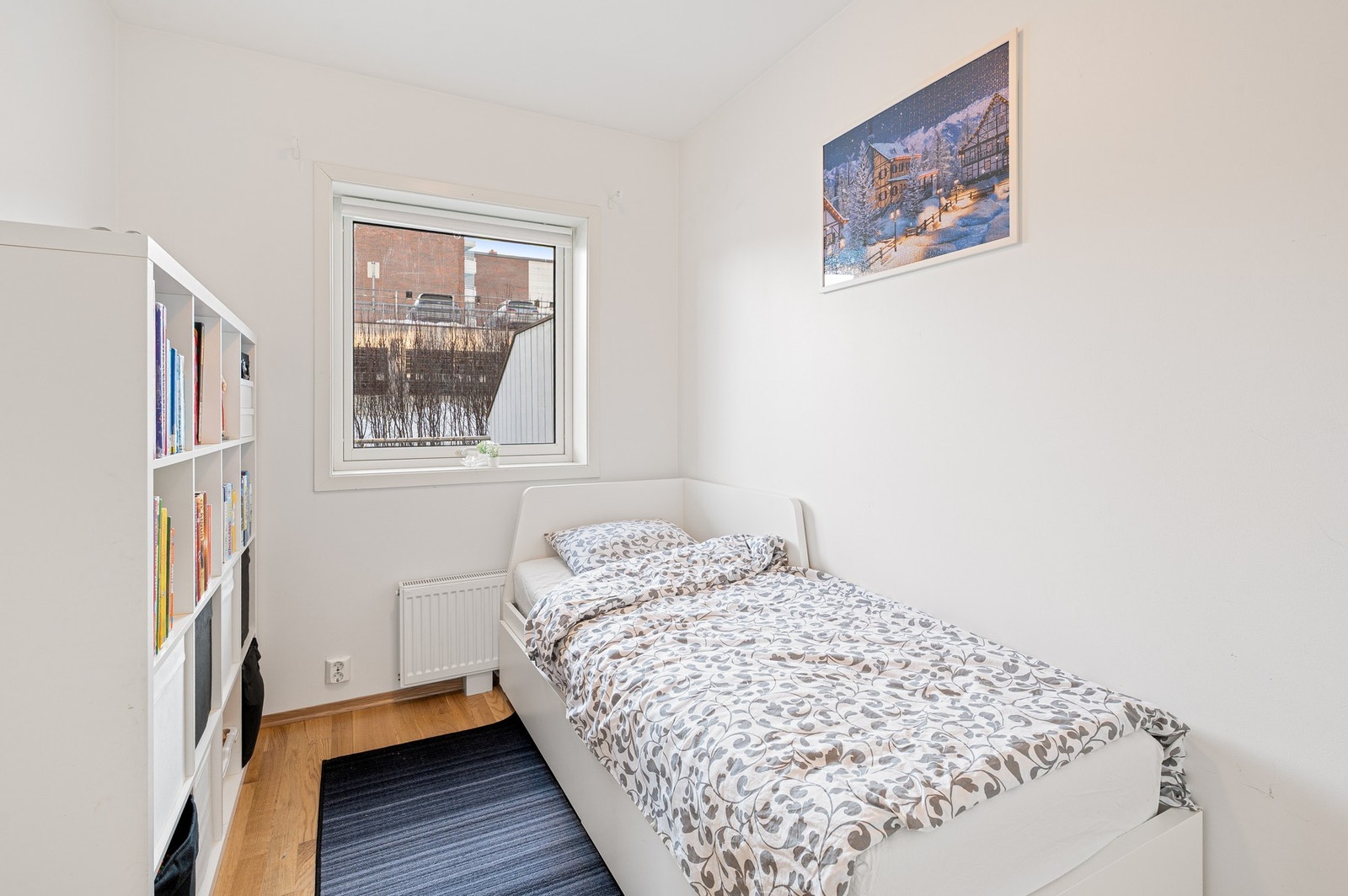 Soverom 3 måler 6,5kvm. Passer ypperlig som gjesterom/kontor. Galleribilde