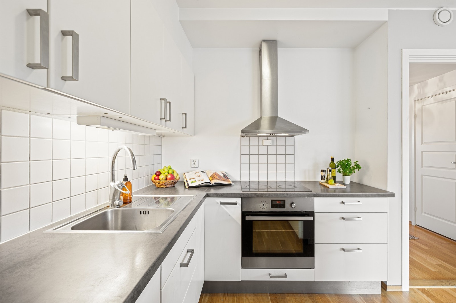 Kjøkkenet er utstyrt med integrert platetopp, stekeovn, oppvaskmaskin og kjøle-/fryseskap. Galleribilde