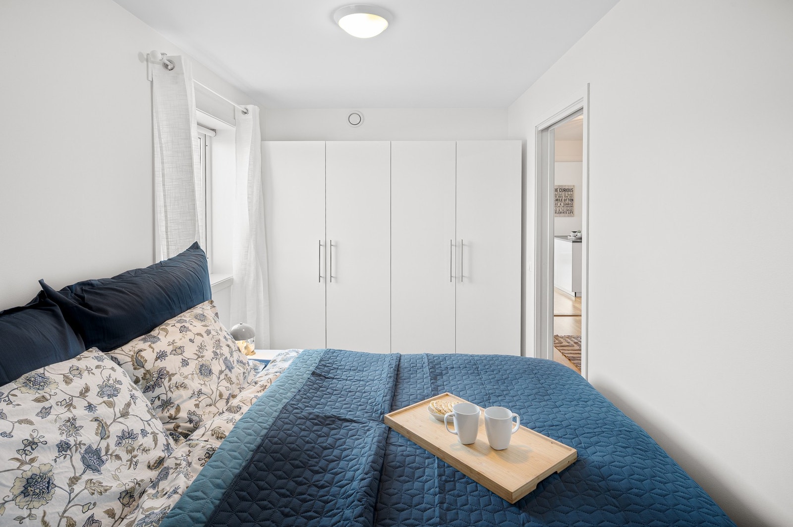 Det er god plass til å innrede med dobbeltseng, samt det er innredet med garderobeløsning. Galleribilde