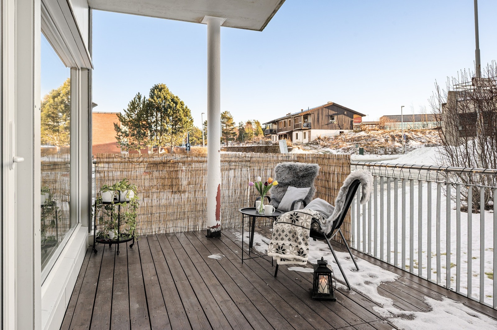 Fra stue/kjøkken har man utgang til en romslig terrasse. Galleribilde