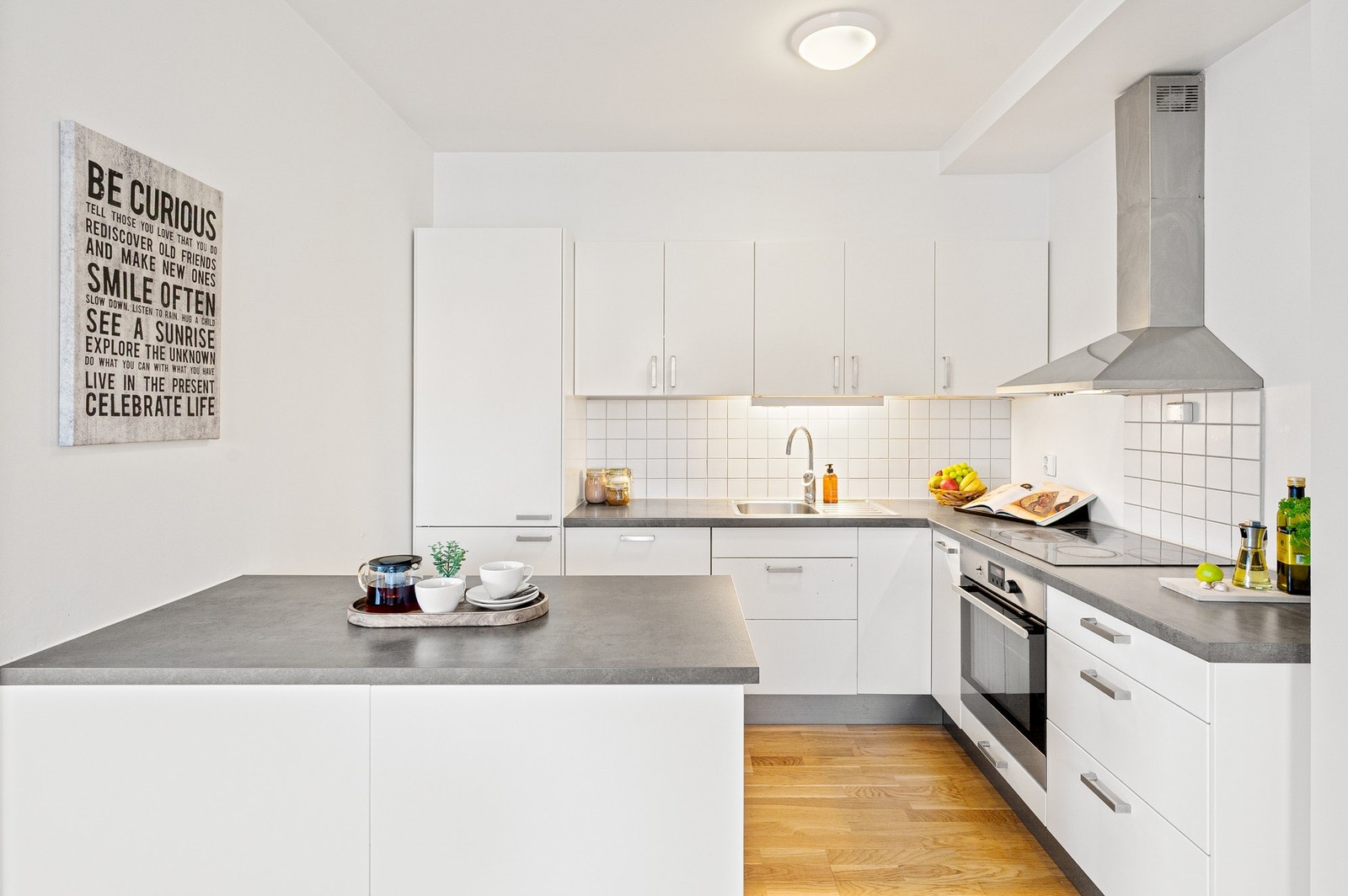 Flott kjøkkeninnredning med rikelig med skap- og benkeplass. Galleribilde