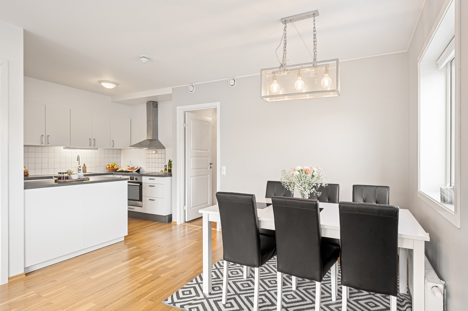 Det er god plass til å innrede med både sitte- og spisegruppe. Galleribilde