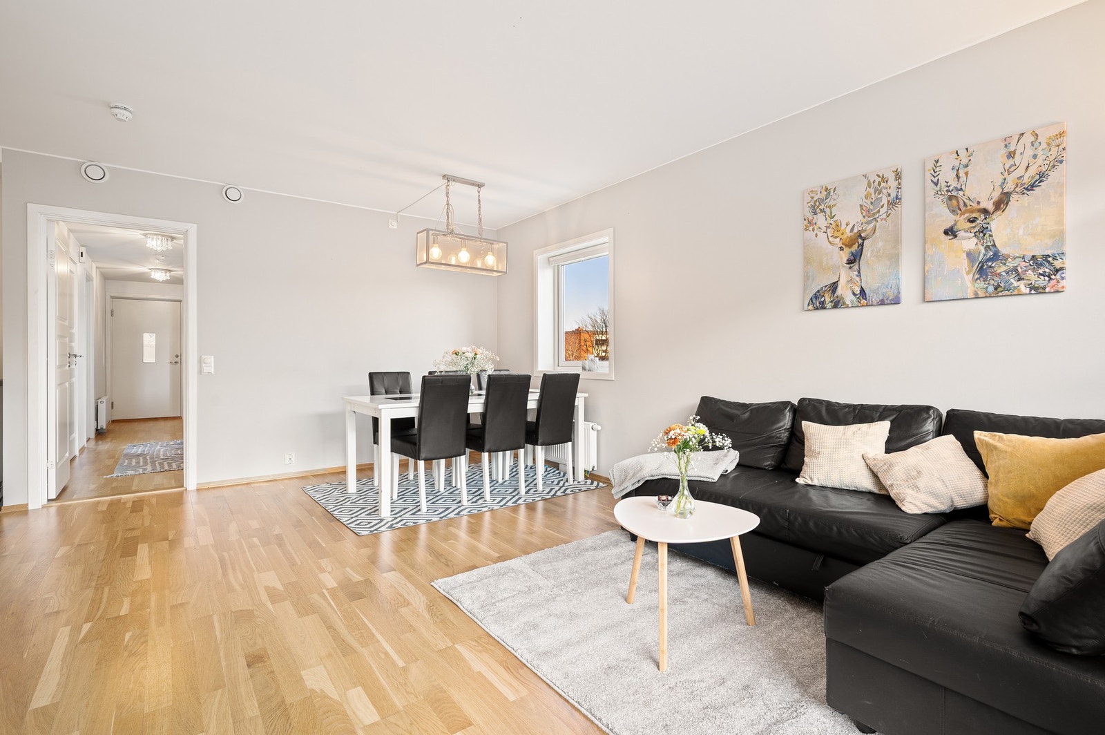 Det er lave og forutsigbare felleskostnader. Felleskostnader inkl. tv/internett og oppvarming via fjernvarme. Galleribilde