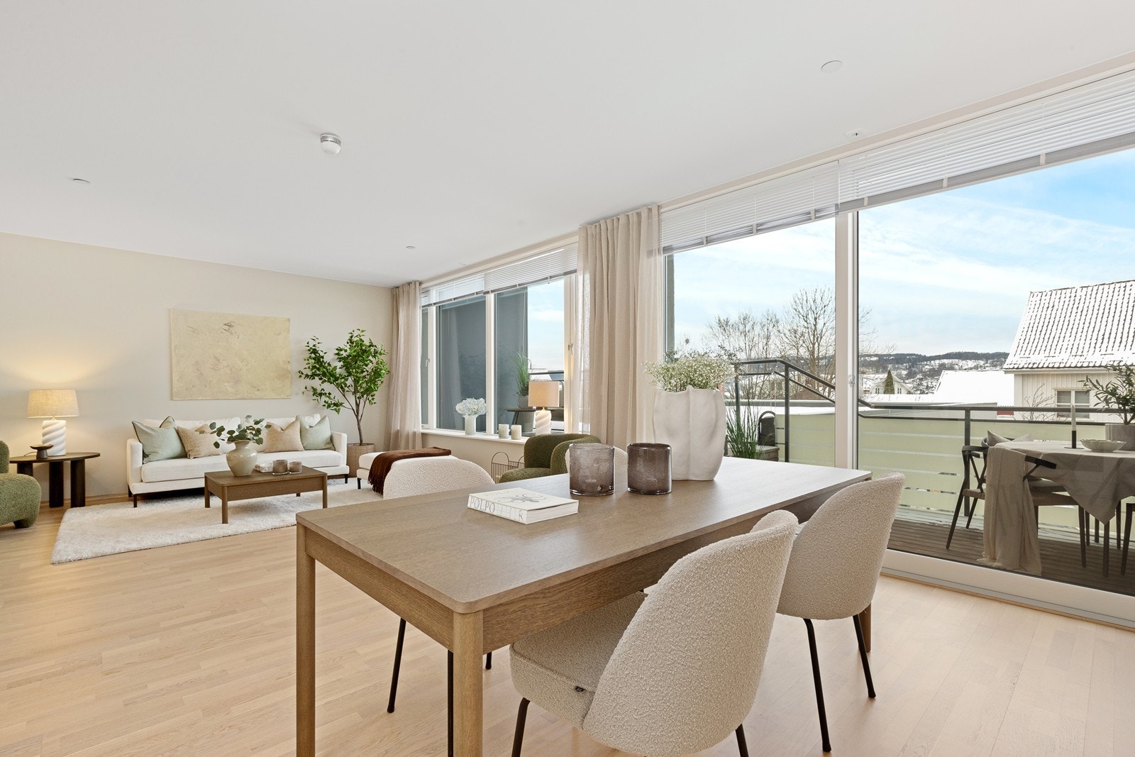 Lyst og luftig med god plass til å dekke langbord. Galleribilde