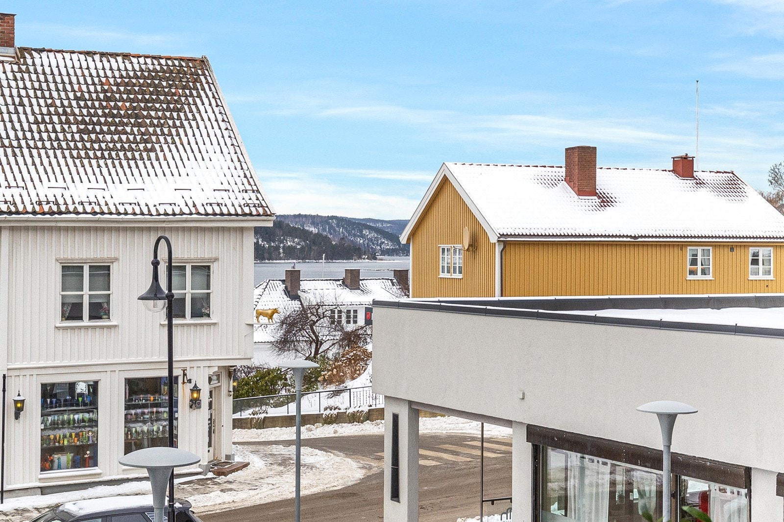 Fra leiligheten kan du enkelt spasere ned til båthavnen eller ta et morgenbad i fjorden. Galleribilde