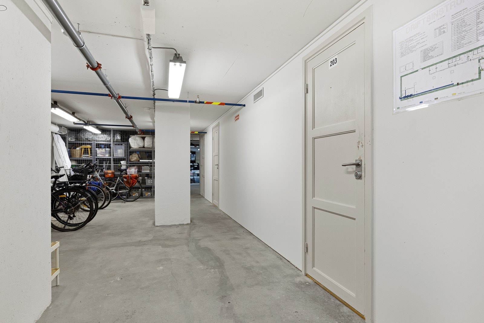 Til leiligheten hører en romslig sportsbod på 8 m² med enkel adkomst i felles bodrom i kjelleren. Galleribilde