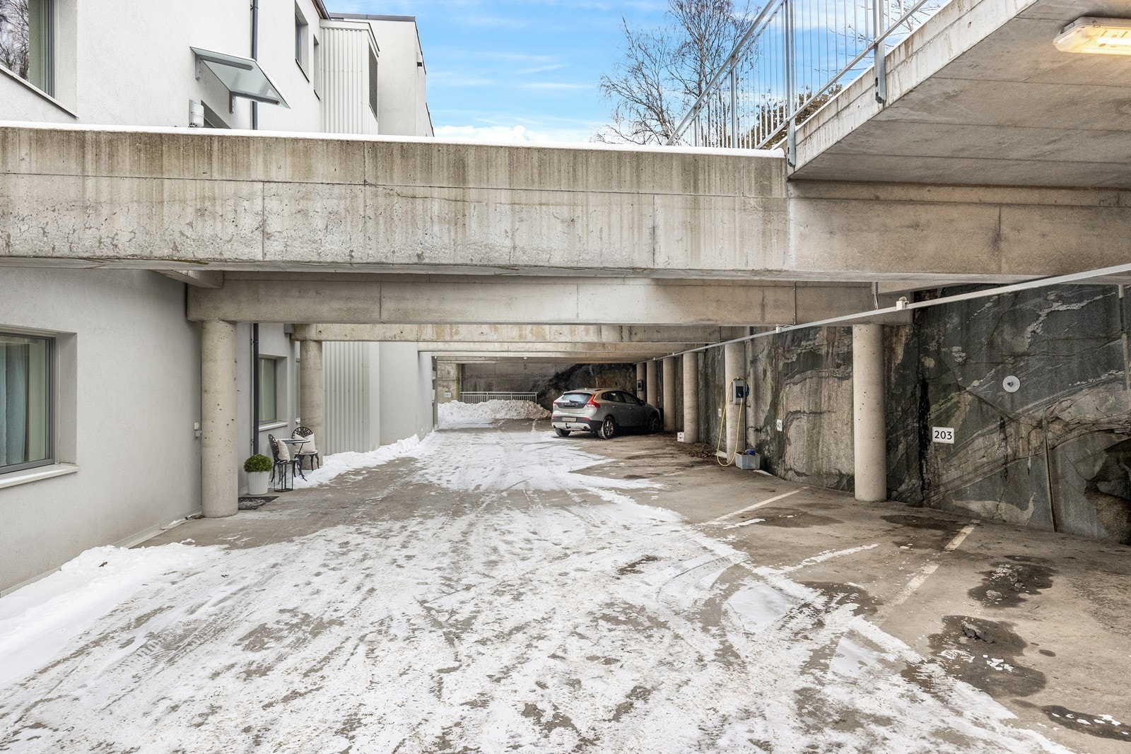Enkel adkomst med bilheis opp til etasjen og egen biloppstillingsplass (203) rett utenfor inngangsdøren. Galleribilde