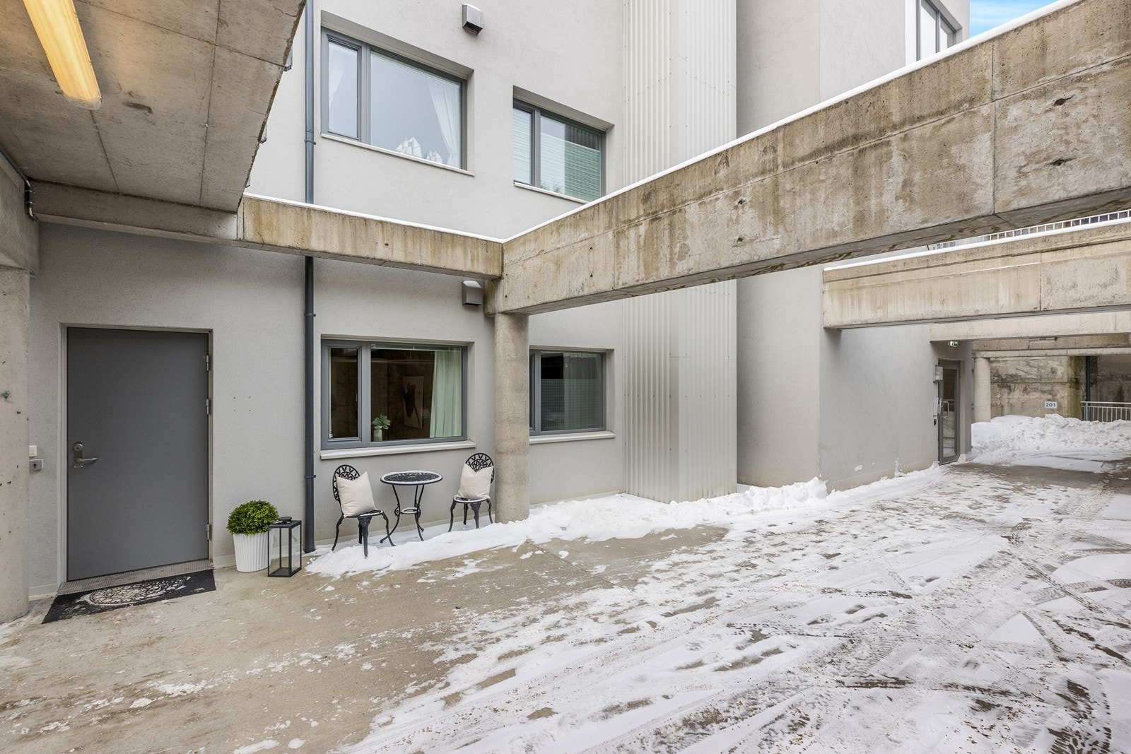 Inngangspartiet er overbygget og skjermet. Galleribilde