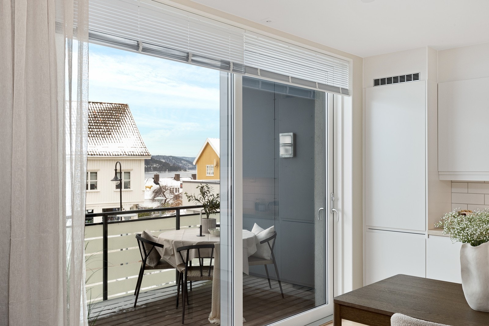 Fra spiseplassen er det direkte utgang til den nivåinndelte terrassen, hvor du kan følge med på livet i Storgata og nyte gløtt av fjorden. Galleribilde