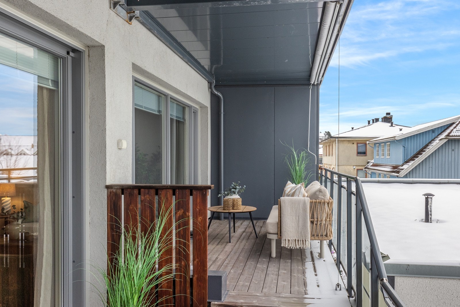 Delen av veranda nærmest stuen har overbygg, som gir ly for vær og vind. Galleribilde