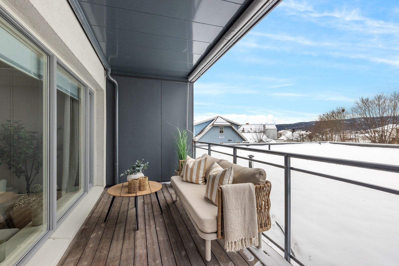 Rekkverk i stål og glass, samt markise, sikrer en lun og skjermet innramming på verandaen. Galleribilde