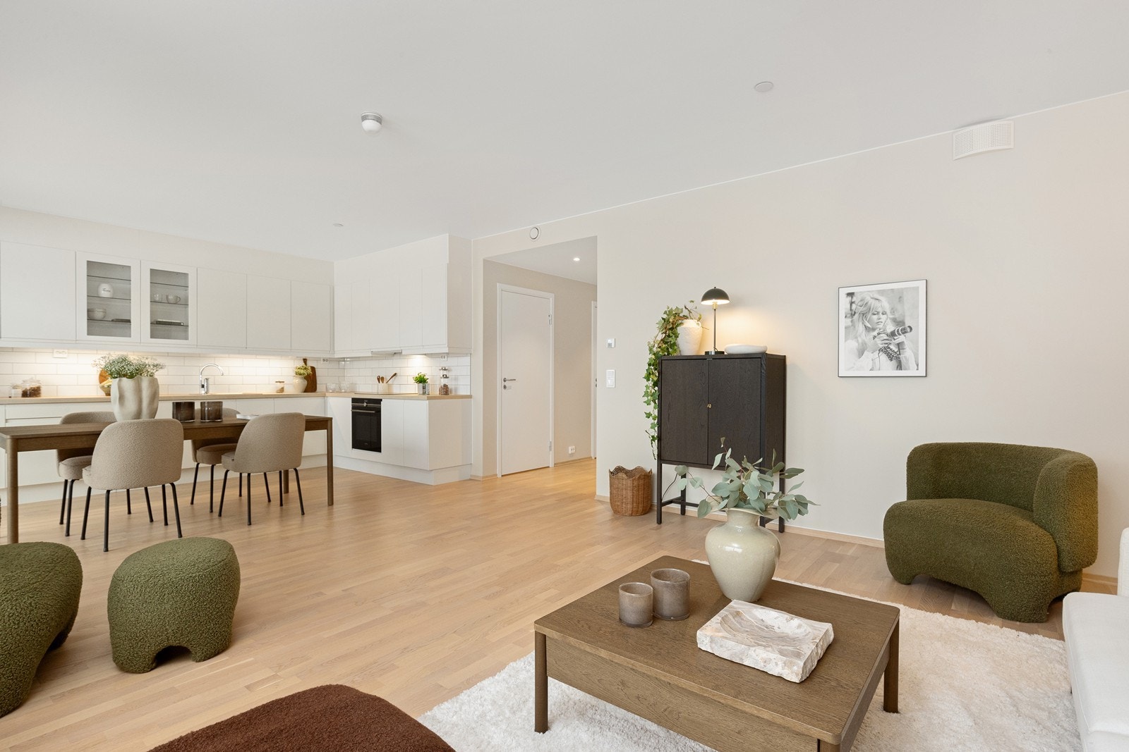 Den åpne stue- og kjøkkenløsningen skaper en sosial og luftig atmosfære. Galleribilde