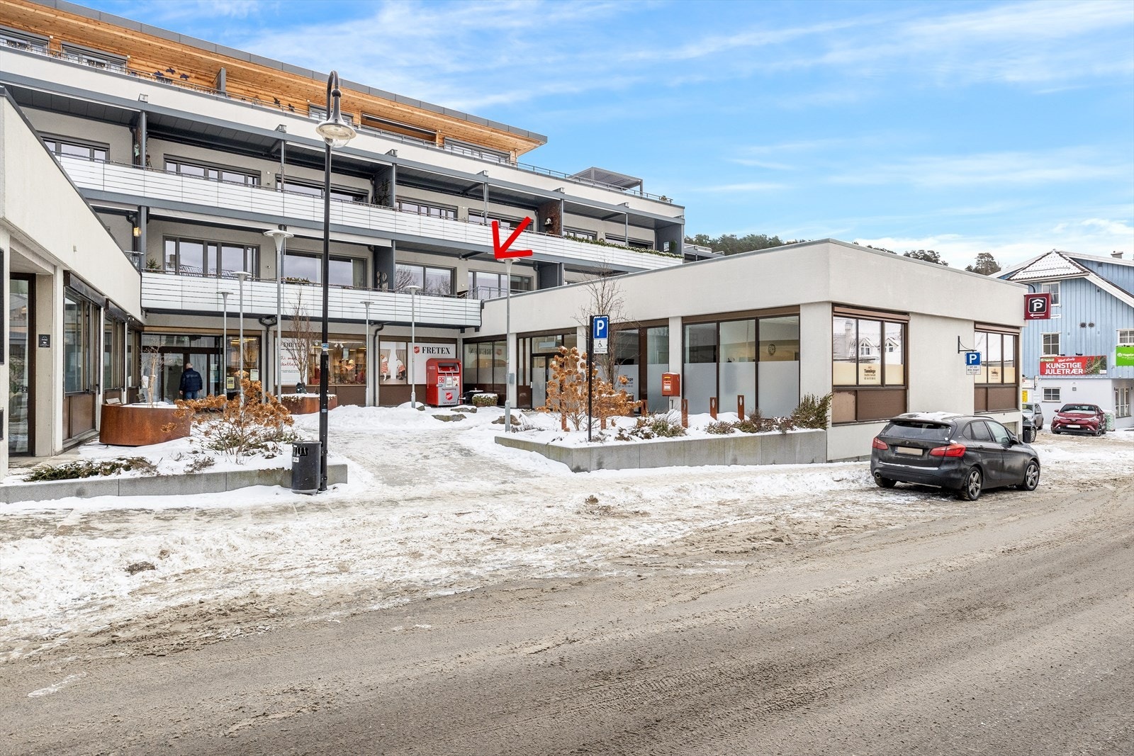 Eiendommen har en sentral beliggenhet i hjertet av Drøbak, med næringsseksjoner på gateplan. Hverdagslogistikken er enkel med Matkroken, som også er søndagsåpen, kun få minutters gange unna. Galleribilde