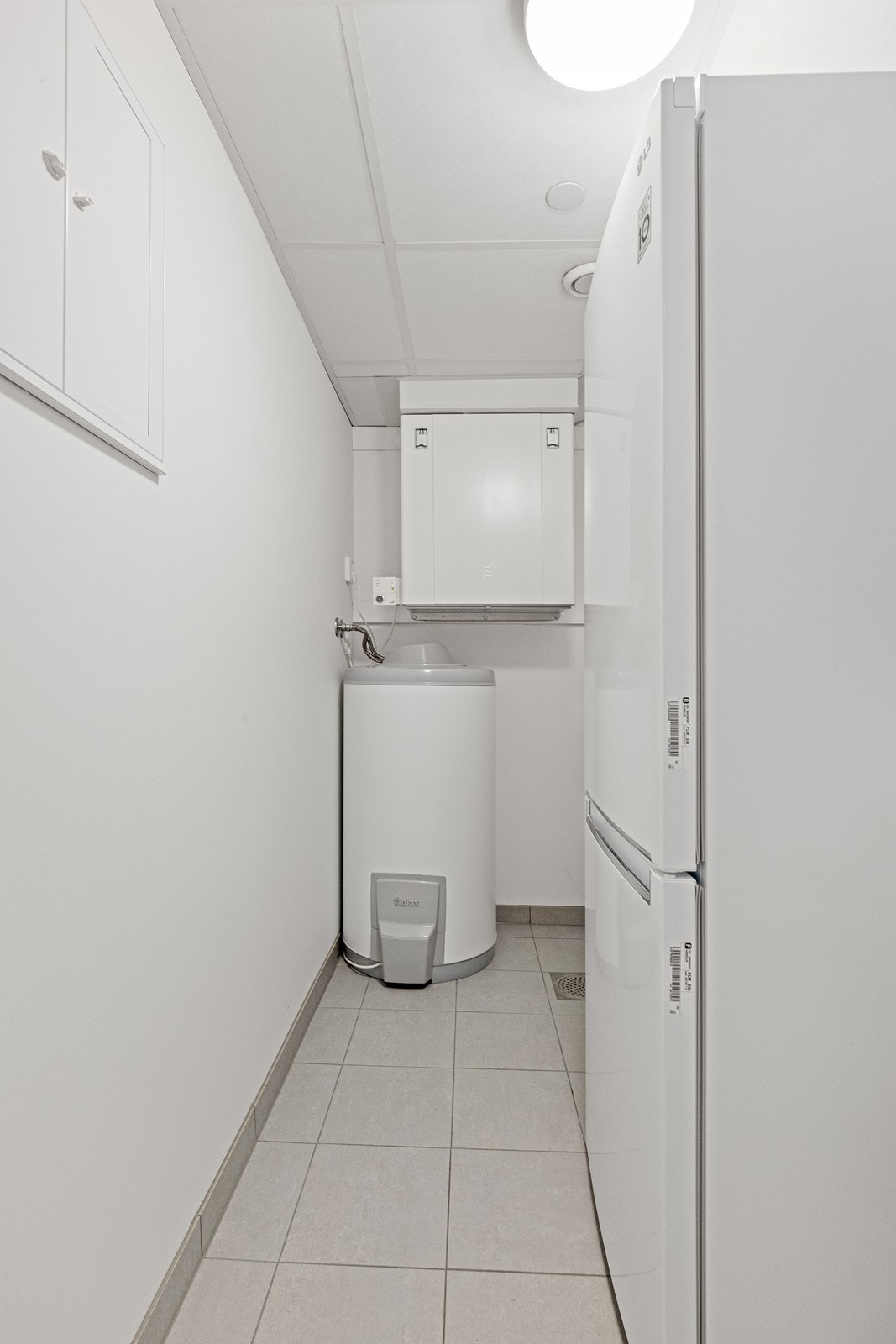 Teknisk rom med rør-i-rør-system og varmtvannsbereder på ca. 200 liter. Galleribilde