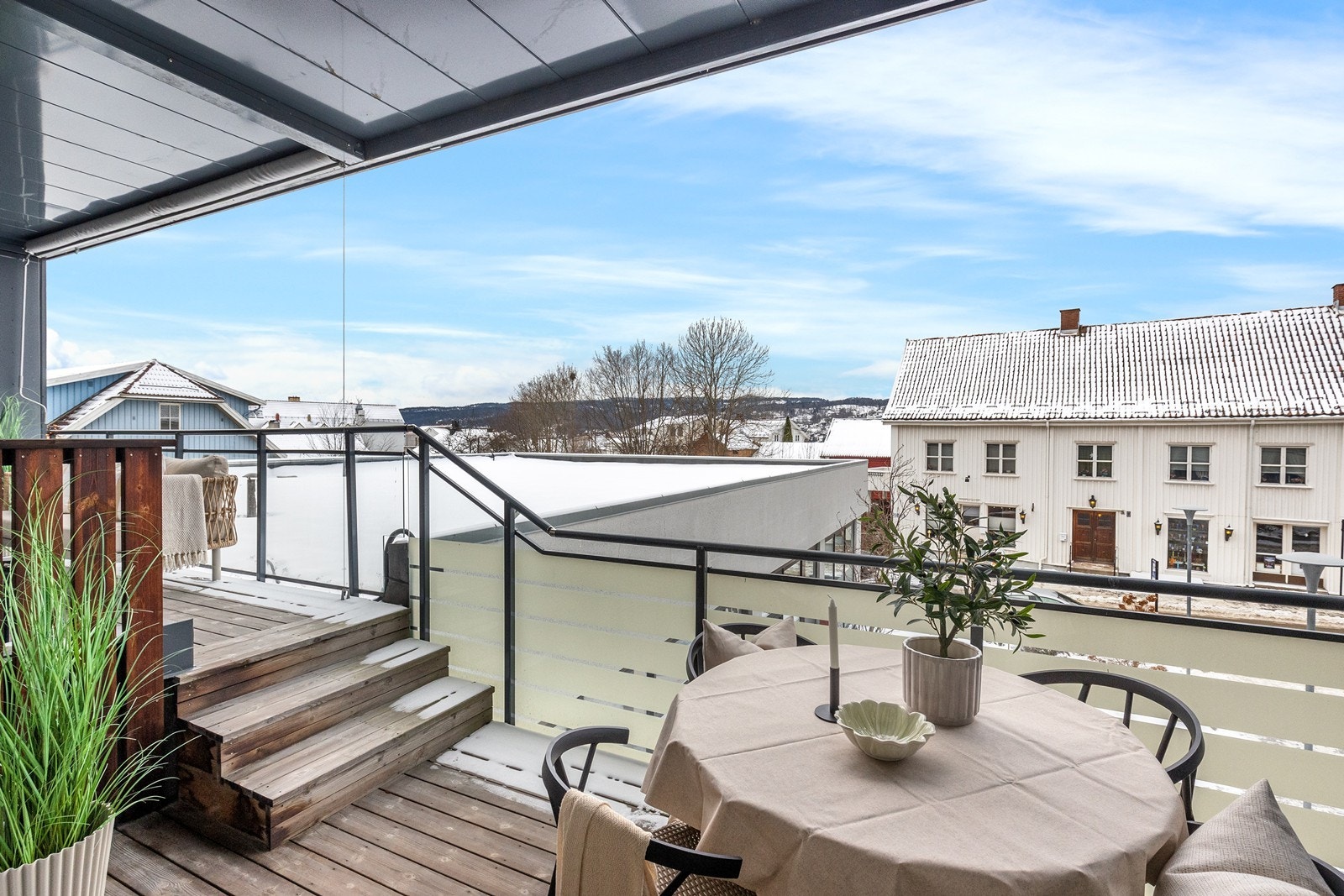 Terrassen er delt i to soner med trapp imellom, som gir mulighet for å trekke seg usjenert tilbake. Galleribilde