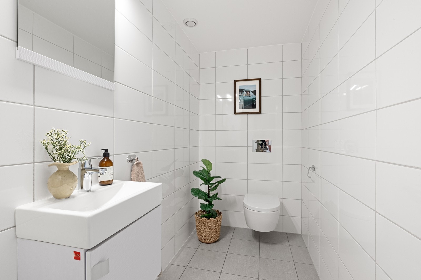 I tillegg til hovedbadet har leiligheten et praktisk, separat toalettrom. Galleribilde