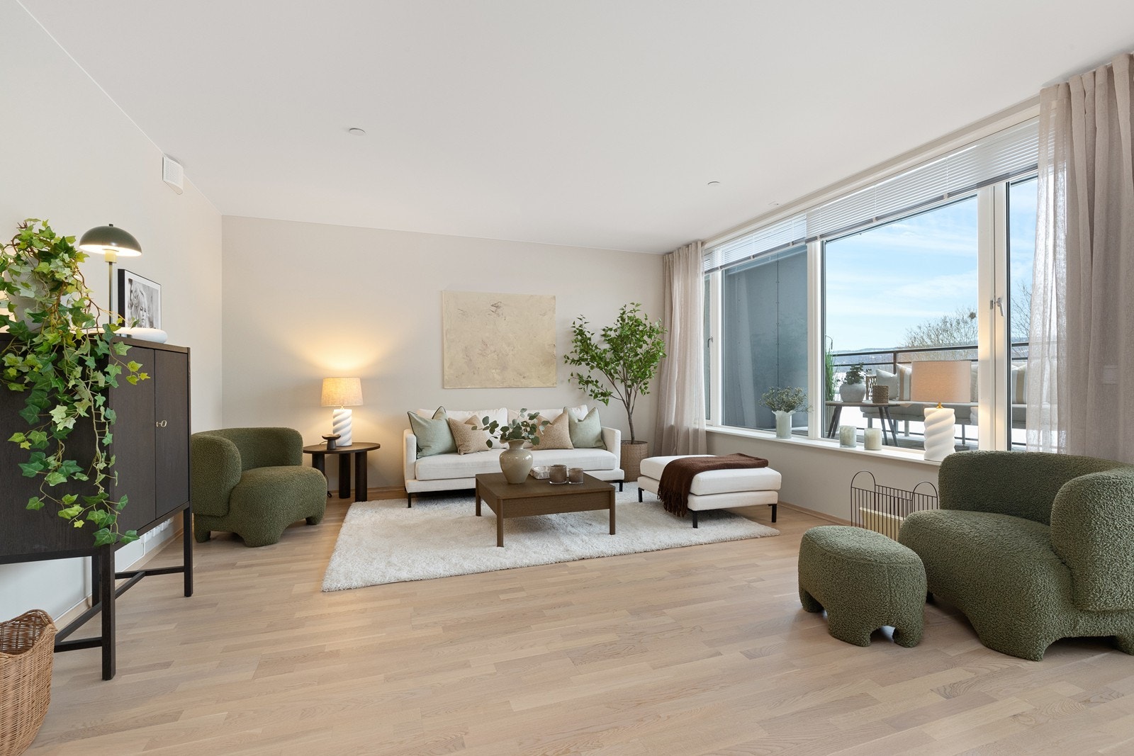 Store vindusflater med 3-lags glass og elektriske persienner gir godt med lys og enkel solskjerming. Galleribilde