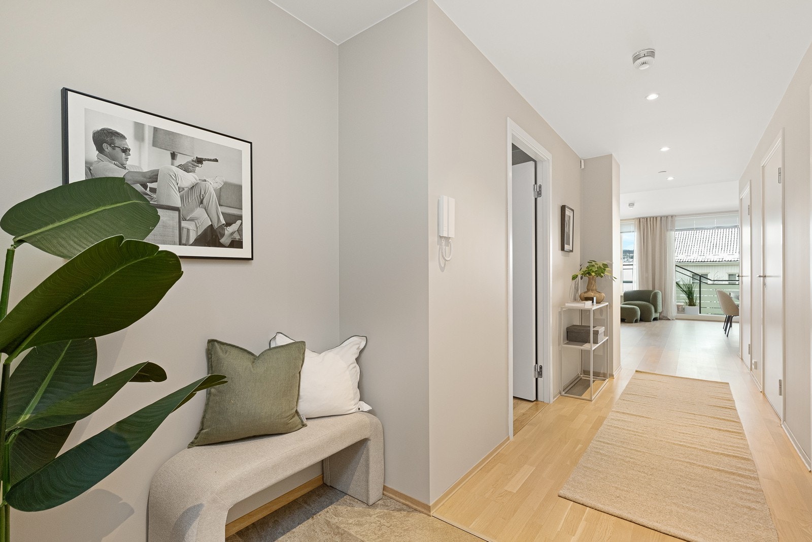 Lys og romslig gang. Veggene her, som i flere rom, ble malt i 2026. Galleribilde