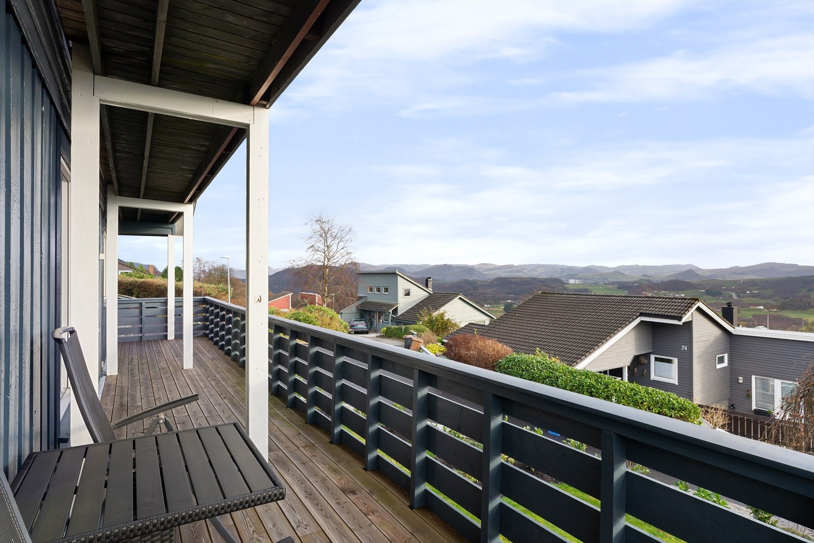 Fra stue/kjøkken har man utgang til boligens uteområde som er pent opparbeidet og kan vise til en nydelig utsikt og gode solforhold. Galleribilde