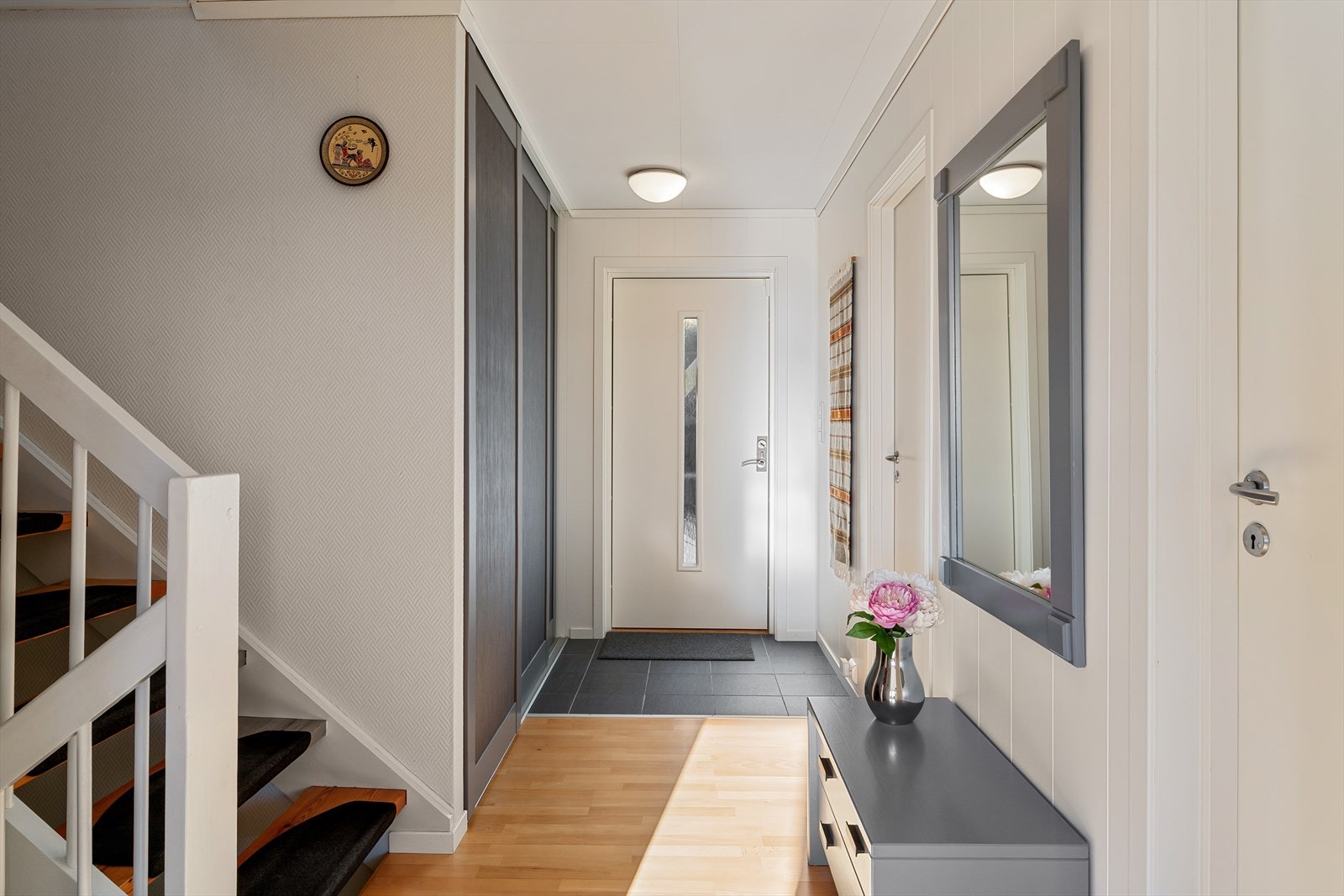 Pen entré/gang med skyvedørsgarderobe og god plass til å henge fra seg både klær og sko. Galleribilde