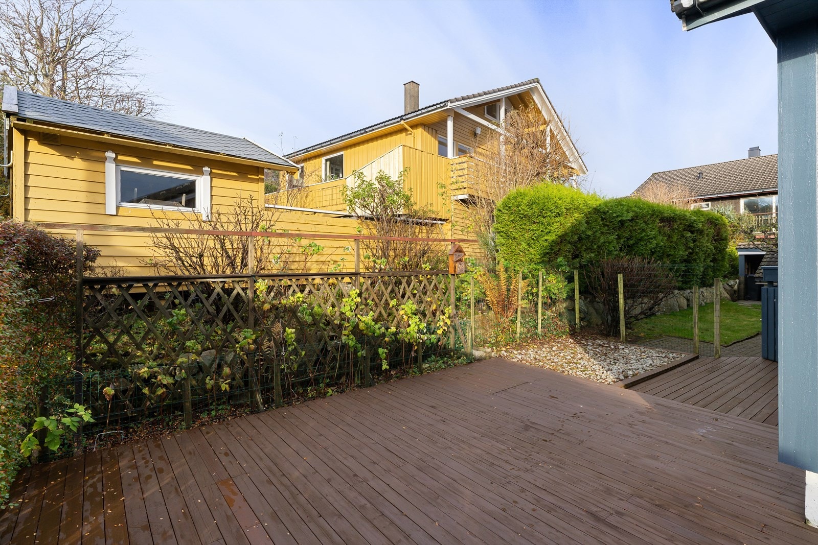 Selve uteområde har flere lune og solrike kroker med et romslig areal som lar seg møblere i flere grupper, alt etter behov og anledning. Galleribilde