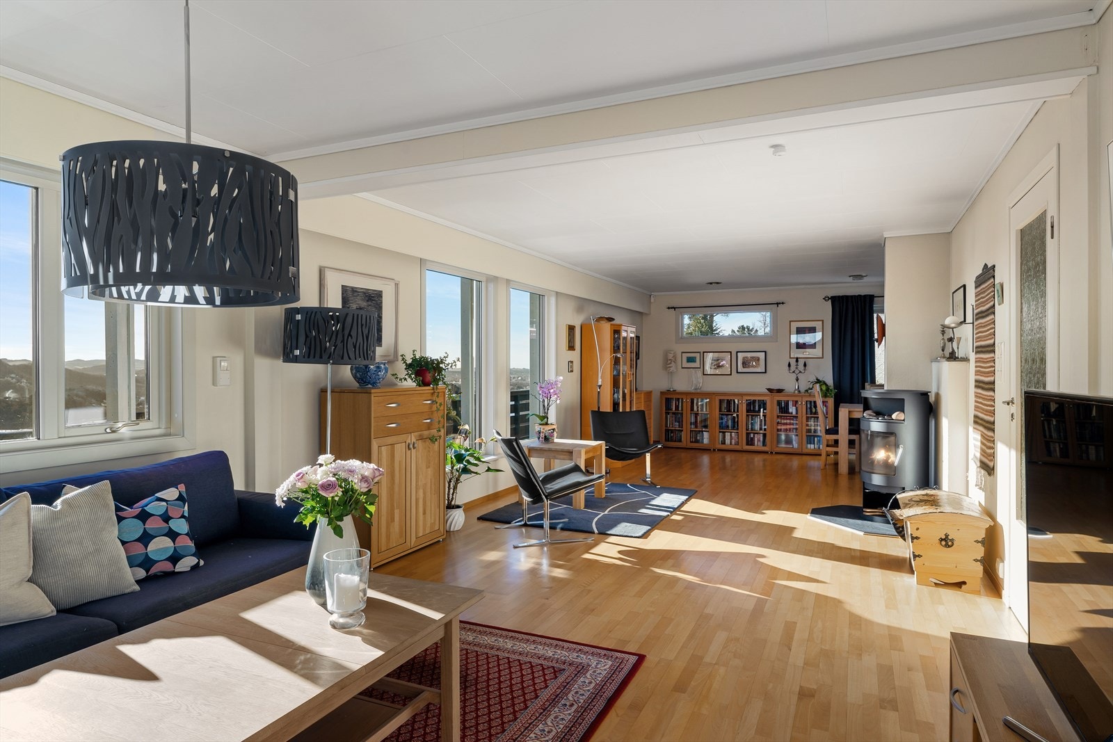 Gode vindusflater som slipper inn mye naturlig lys som sammen med varme fra vedovnen er med på å skape en god romfølelse og atmosfære i rommet. Galleribilde