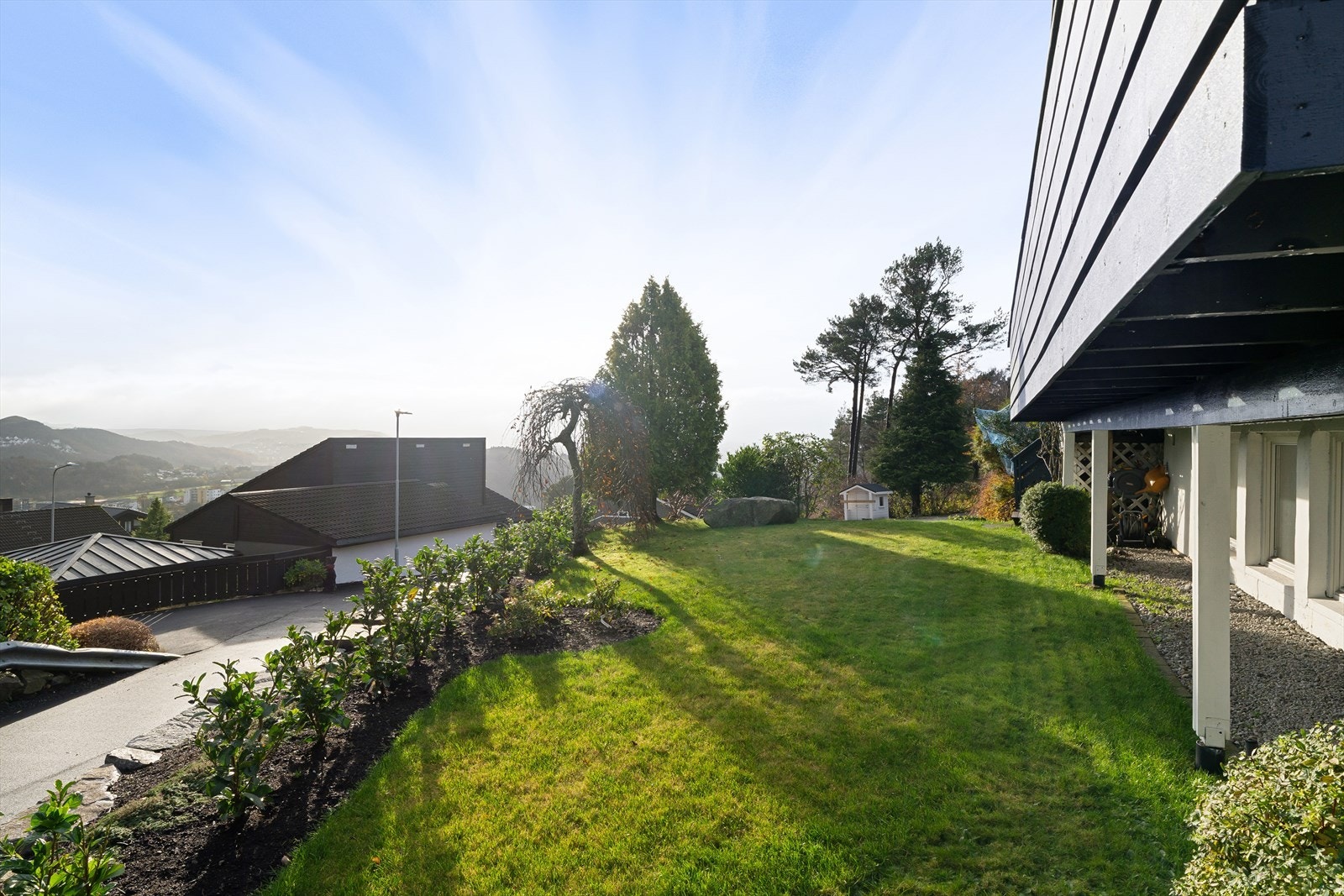 Eiendommen har en pent opparbeidet og solrik tomt som gir et godt førsteinntrykk. Galleribilde