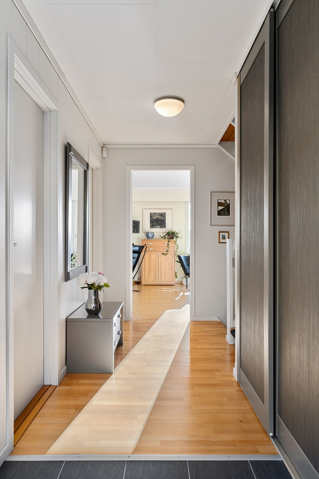 Boligen fremstår som lys og trivelig med gode planløsninger. Galleribilde