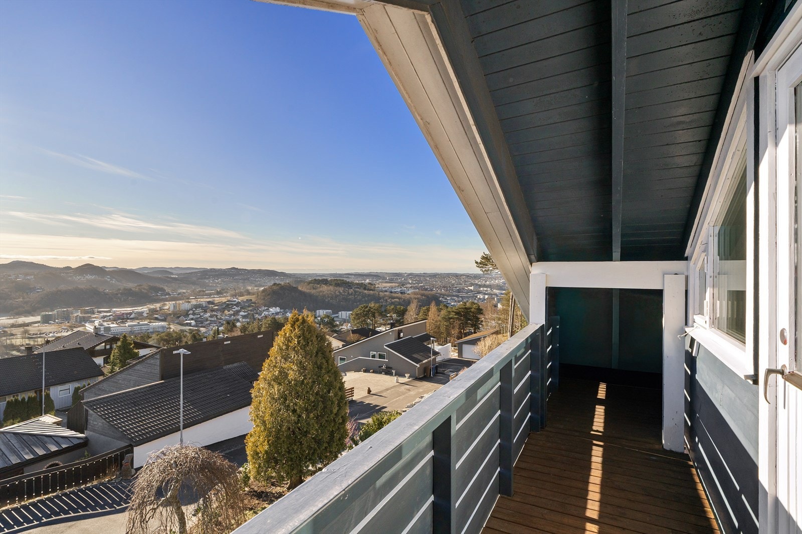 Soverommet har også utgang til balkong som kan vise til en helt fantastisk utsikt. Galleribilde