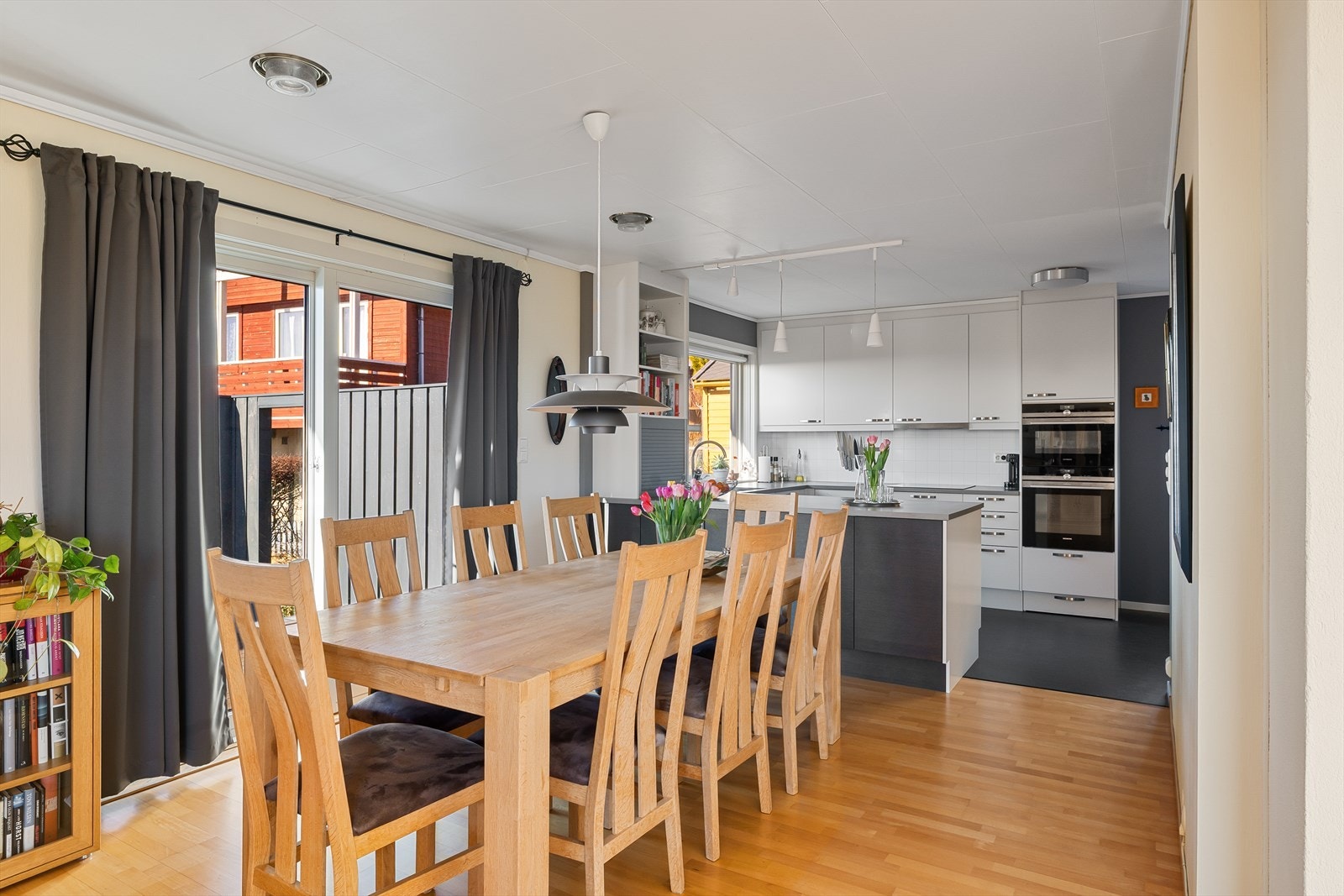 Flott kjøkken med pen kjøkkeninnredning i hvit utførelse og integrerte hvitevarer. Galleribilde