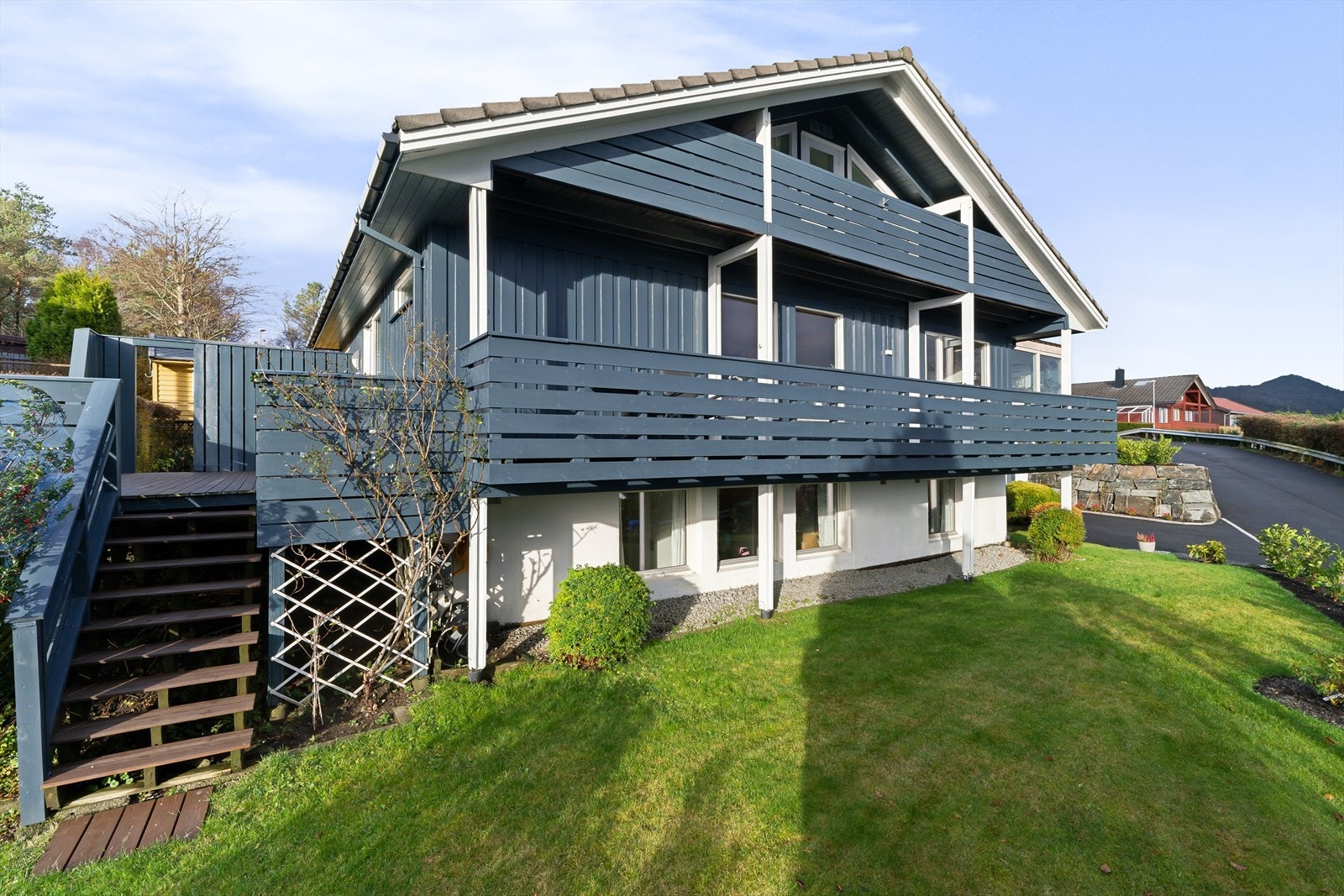 Hagen er fin og lettstelt, med både en forside og en bakside som gir variasjon og mulighet for gode solforhold gjennom dagen. Galleribilde