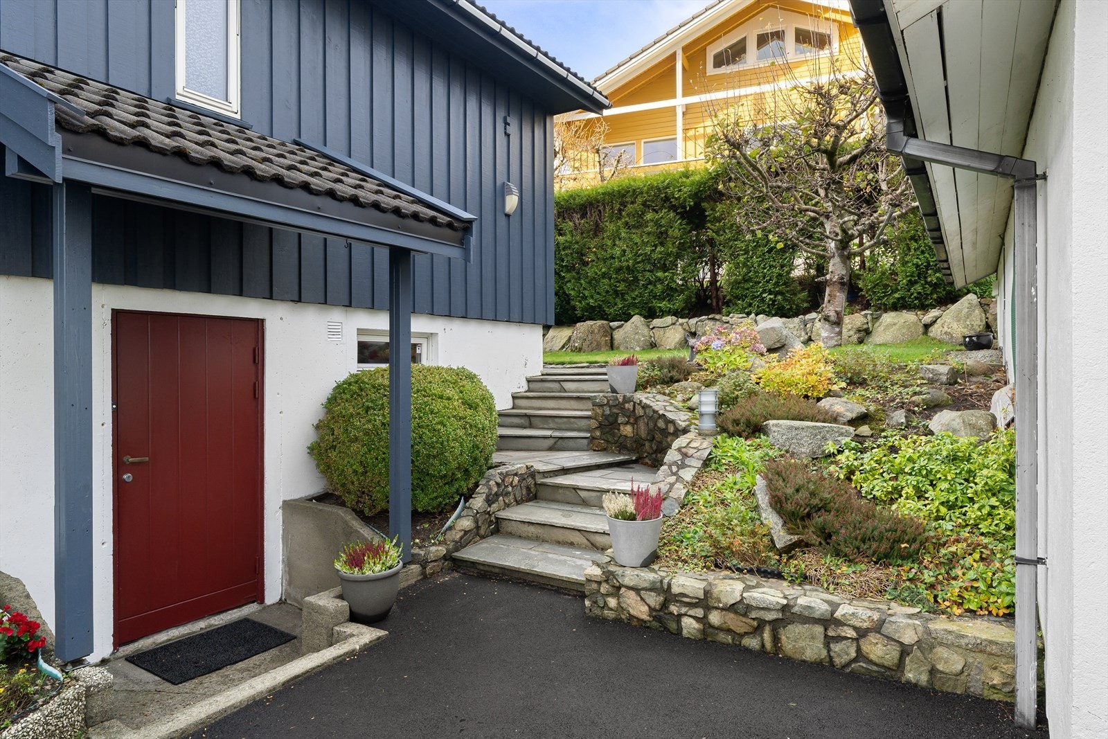 Gangavstand til skoler, barnehager, idrettsanlegg, fotballbane, matbutikker, flotte turområder, hanatrappene med flott utsiktspunkt. Galleribilde