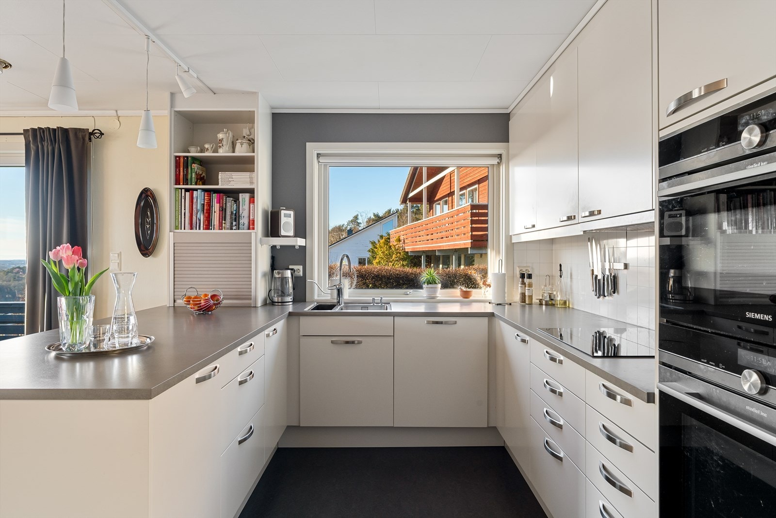 Her har man rikelig med skapplass til det meste en skulle ha behov for av både kopper og kar. Galleribilde