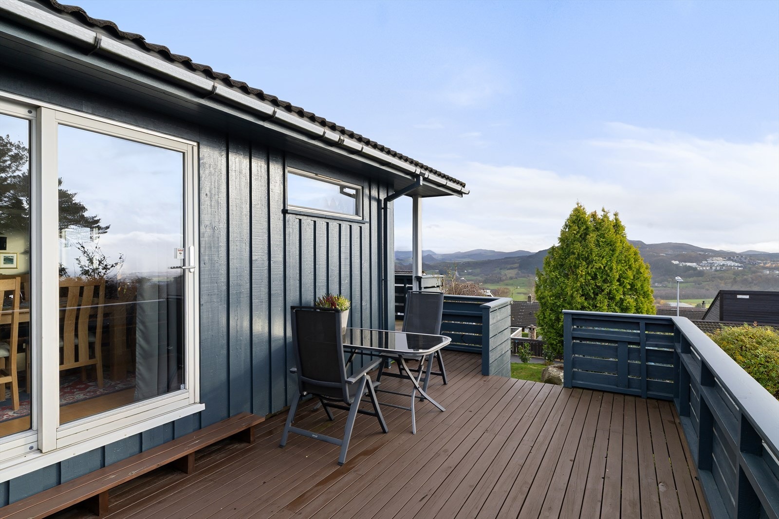 Selve uteområde har flere lune og solrike kroker med et romslig areal som lar seg møblere i flere grupper, alt etter behov og anledning. Galleribilde