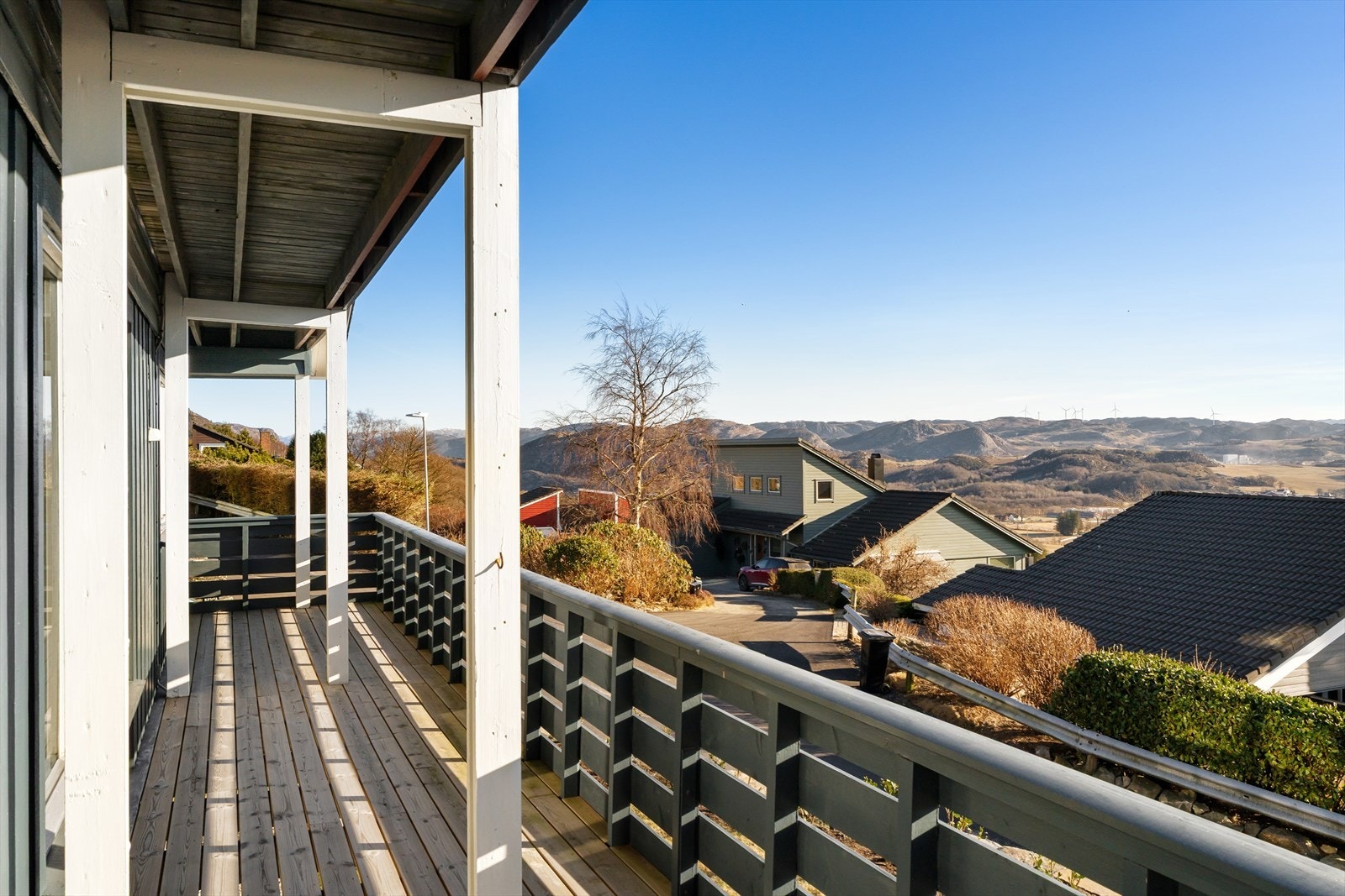 Fra stue/kjøkken har man utgang til boligens uteområde som er pent opparbeidet og kan vise til en nydelig utsikt og gode solforhold. Galleribilde