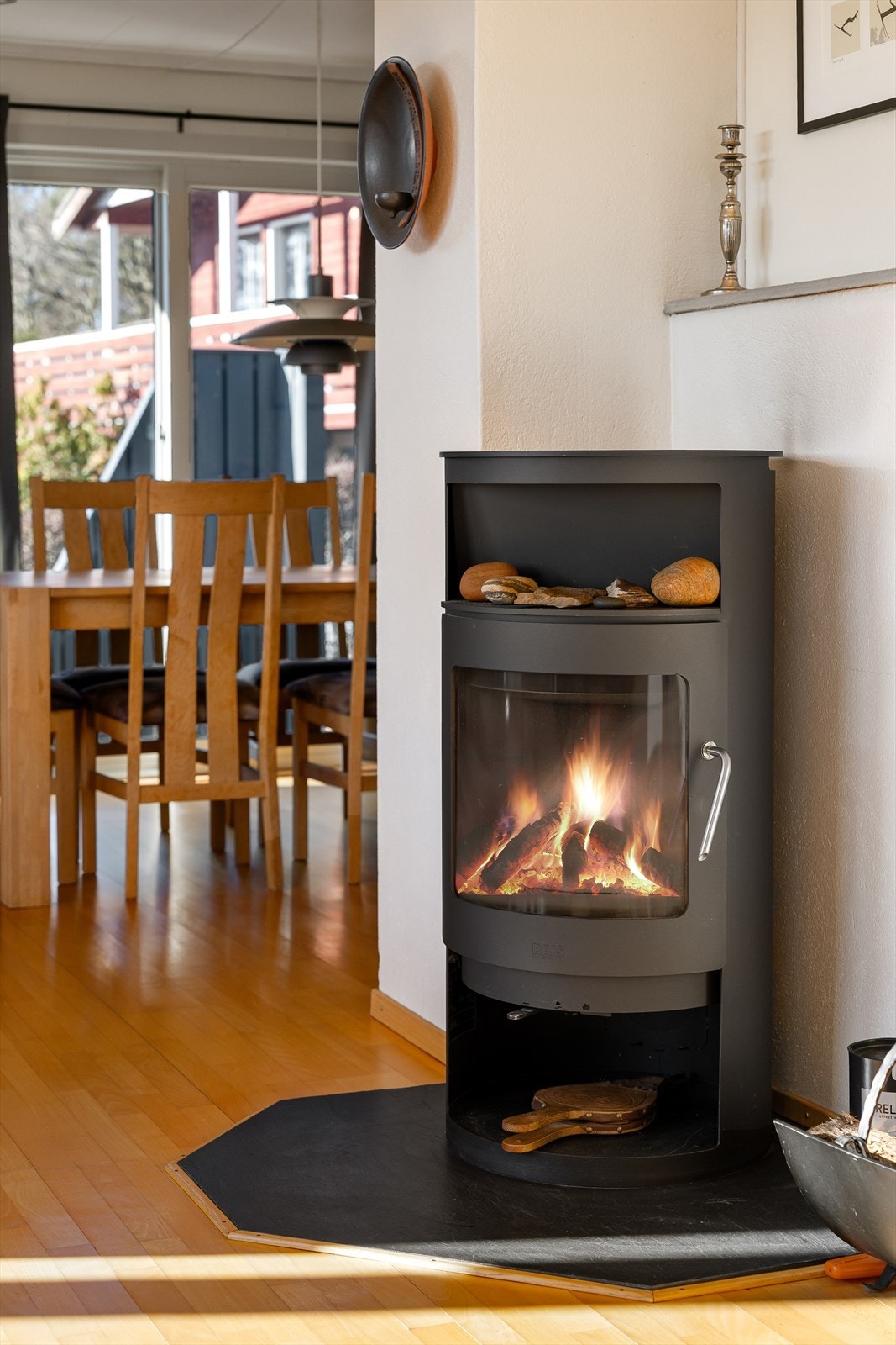 Vedovn som varmer god på kalde vinterdager. Galleribilde