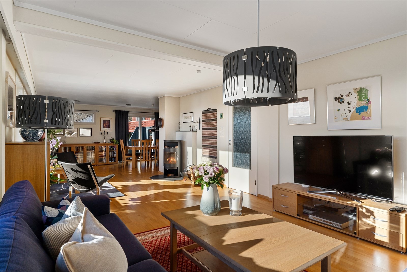 Videre kommer man til boligens stue som er lys og trivelig med svært god plass til både sofagruppe og spisebord, en perfekt plass til å nyte gode stunder med familie og venner. Galleribilde