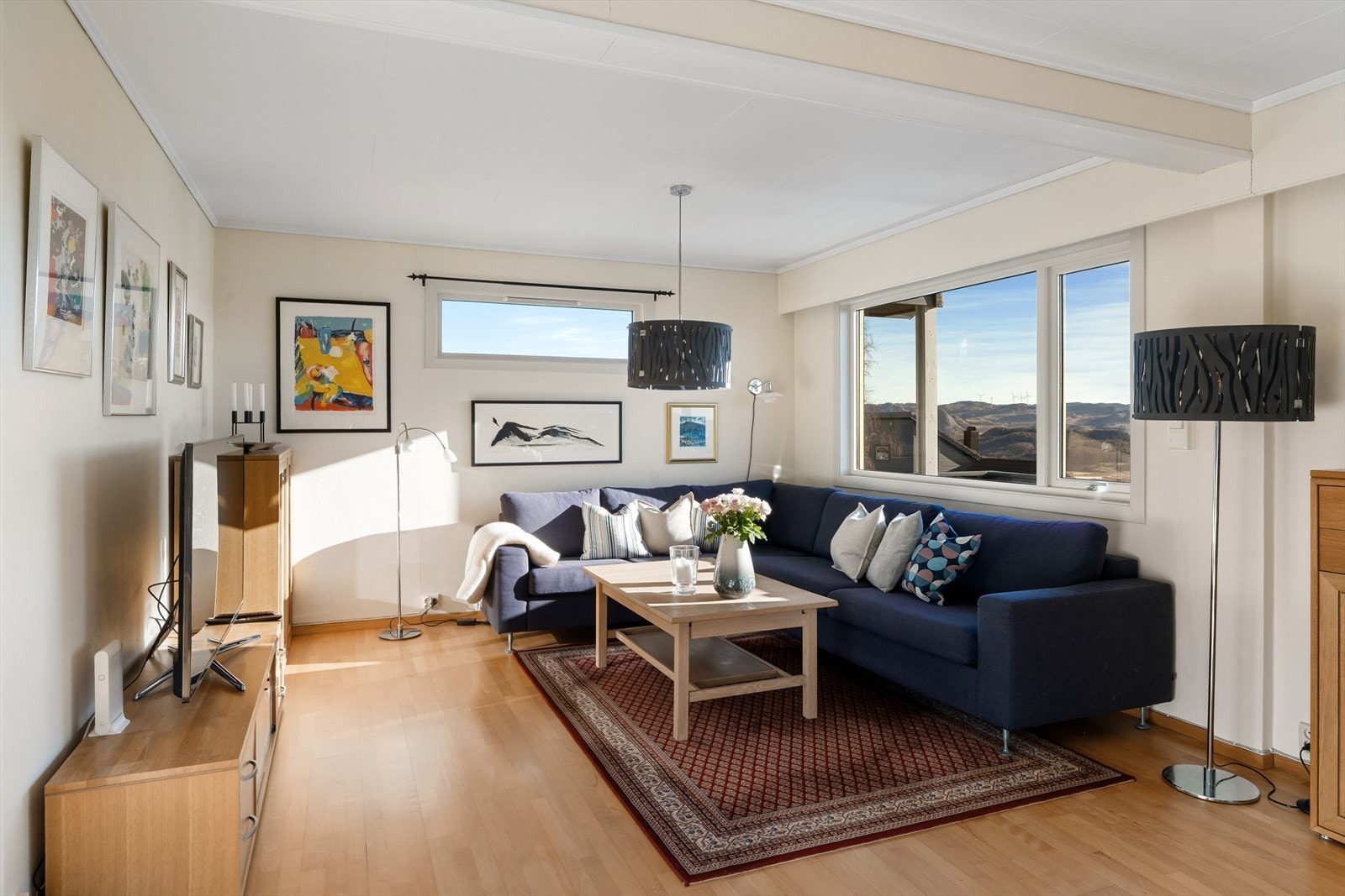 Stue som er lys og trivelig med svært god plass til både sofagruppe og spisebord, en perfekt plass til å nyte gode stunder med familie og venner. Galleribilde