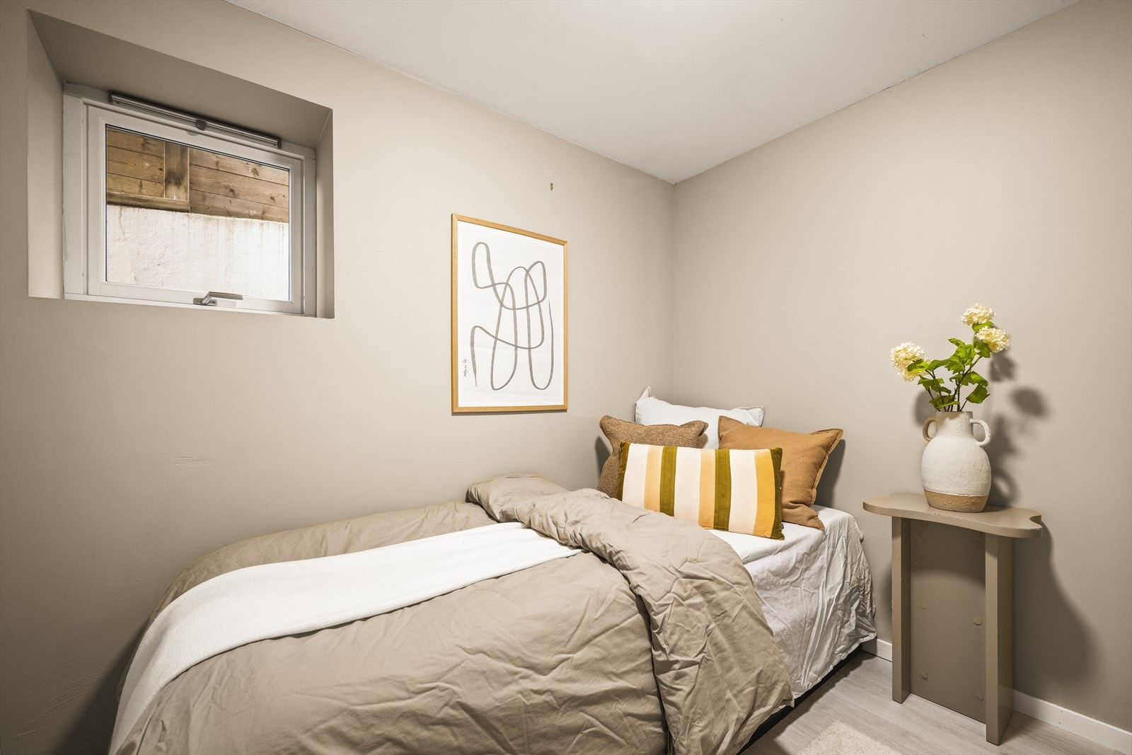 Boden er målt til 5,3 m² og er i dag innredet med seng. Rommet har god plass til oppbevaring av klær, utstyr og øvrige eiendeler, og byr på fleksible bruksmuligheter etter behov. Galleribilde