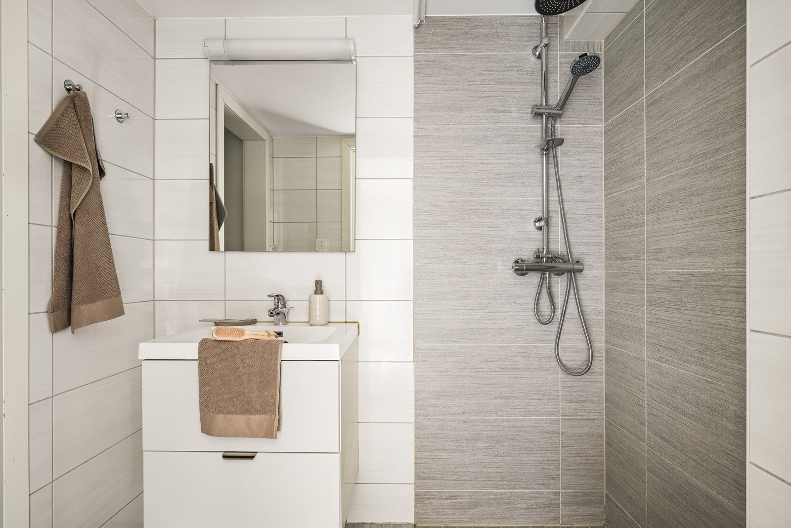 En praktisk og komfortabel løsning med god plass til både baderomsfunksjoner og vask. Galleribilde