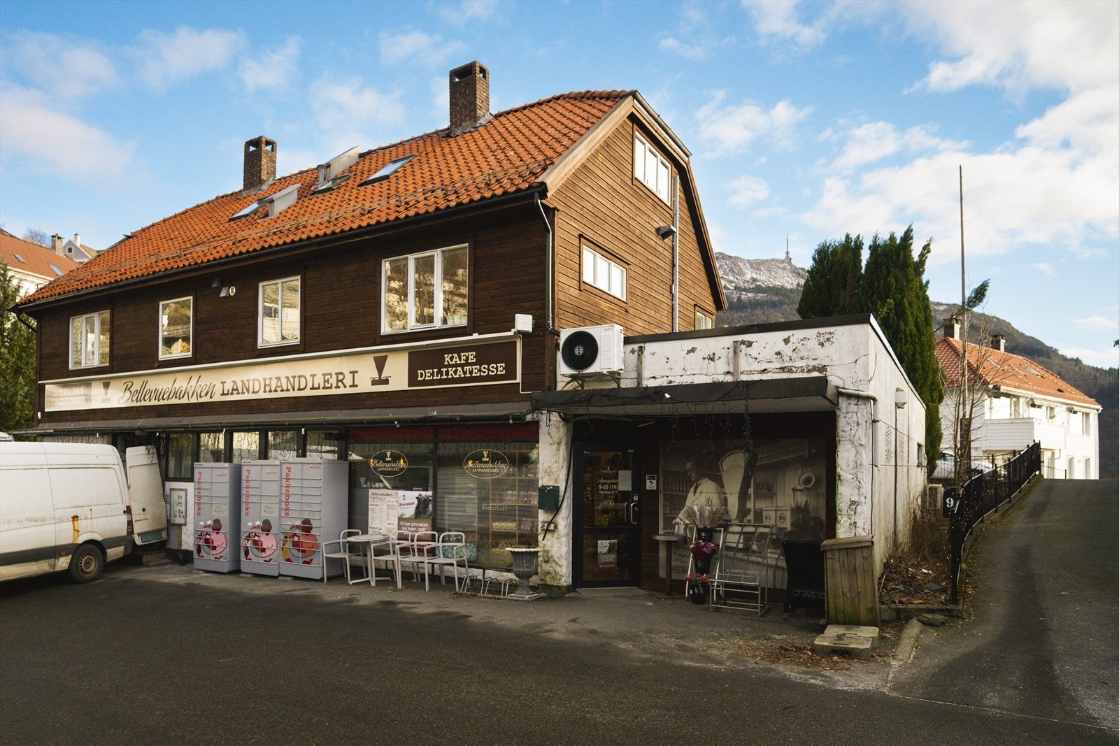 Bellevue Landhandleri - en lokal favoritt med delikate varer og hyggelig atmosfære kun 9 minutter gang unna. Galleribilde