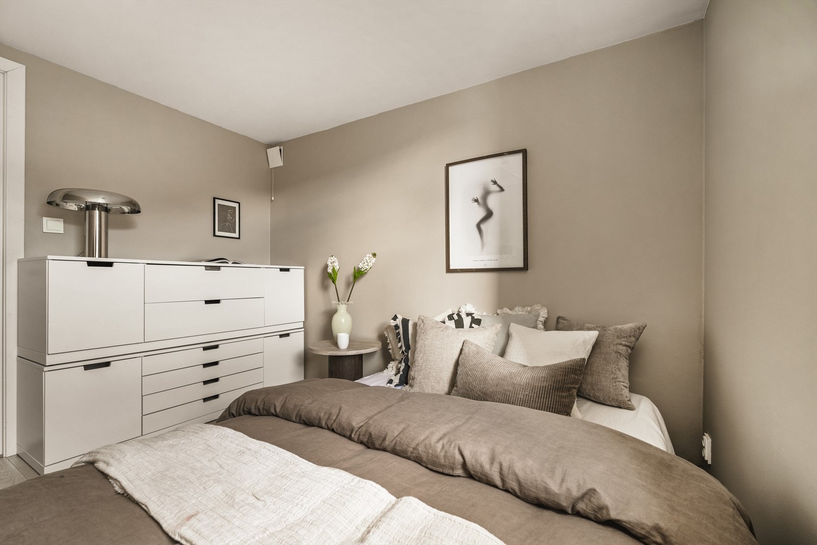 Rommet har en lun og behagelig atmosfære, ideelt for å trekke seg tilbake og koble av etter en lang dag. Oppvarming skjer via panelovn. Galleribilde