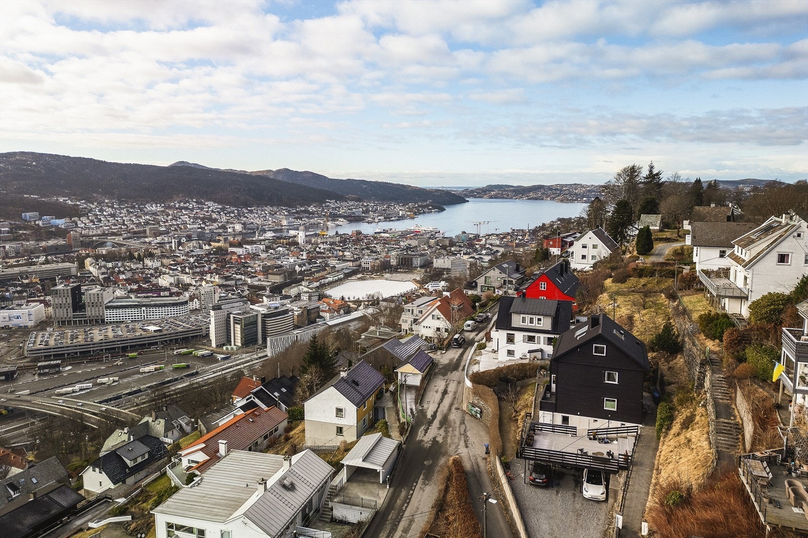 Dronefoto som viser eiendommens beliggenhet med utsikt over Bergen sentrum og Byfjorden. Galleribilde