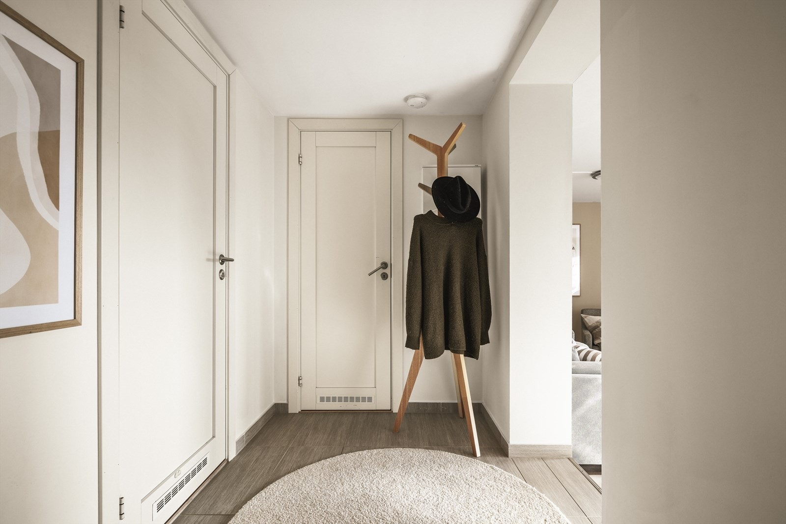 Entréen er målt til 3,4 m². Her møtes du av en lys og innbydende atmosfære som gir et godt førsteinntrykk og leder videre til boligens øvrige rom. Galleribilde