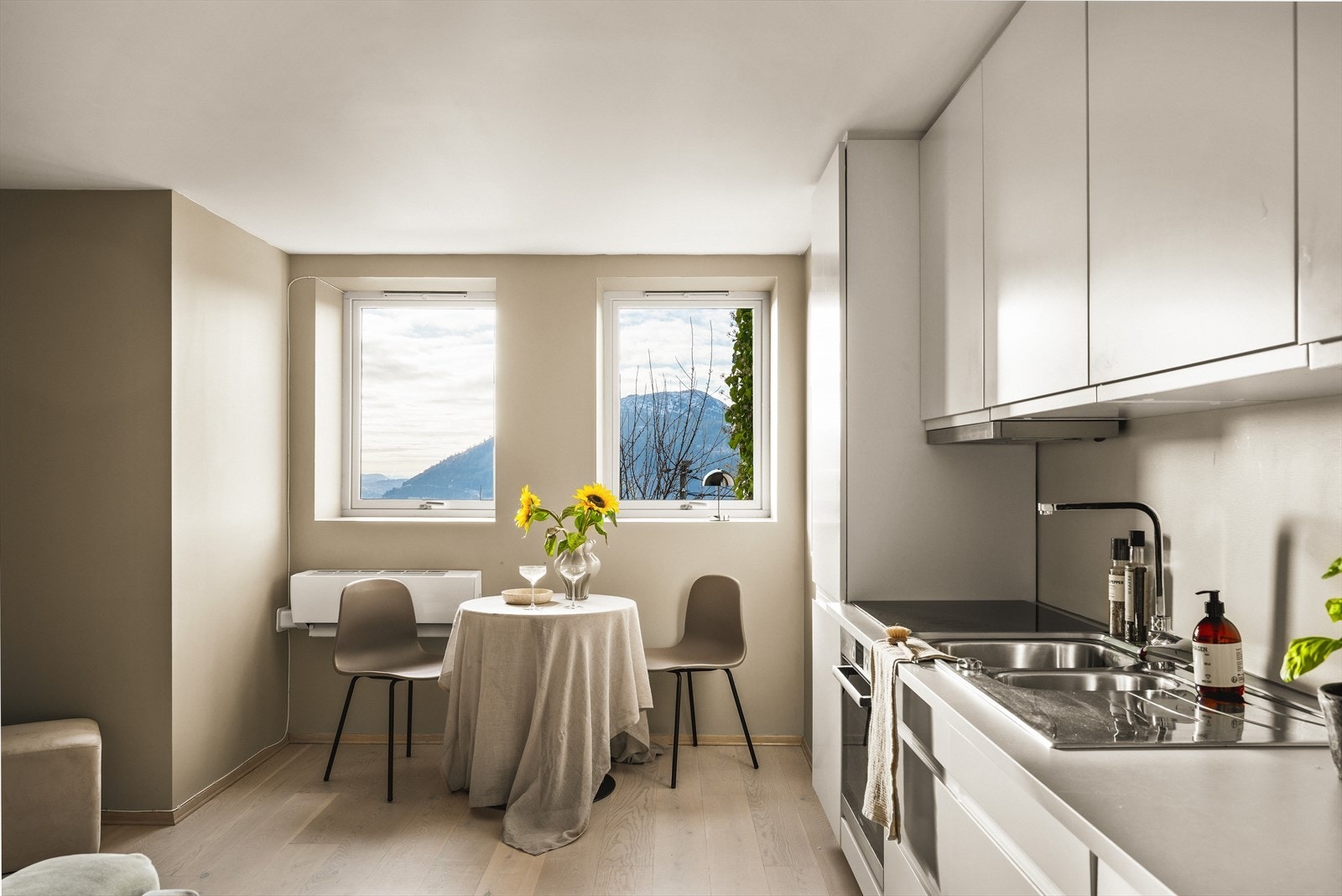 Rommet har store vindusflater som slipper inn rikelig med naturlig lys og skaper en lys og luftig atmosfære. Galleribilde