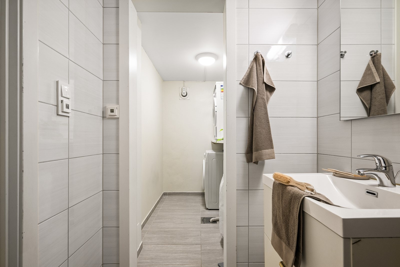 Videre kommer vi til vaskerommet, praktisk plassert og tilrettelagt for en effektiv hverdag. Galleribilde