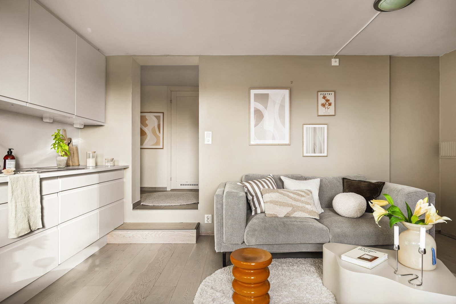 Stuen har en fleksibel planløsning som gir god plass til ønsket sofa, stuebord og tilhørende møblement. Galleribilde